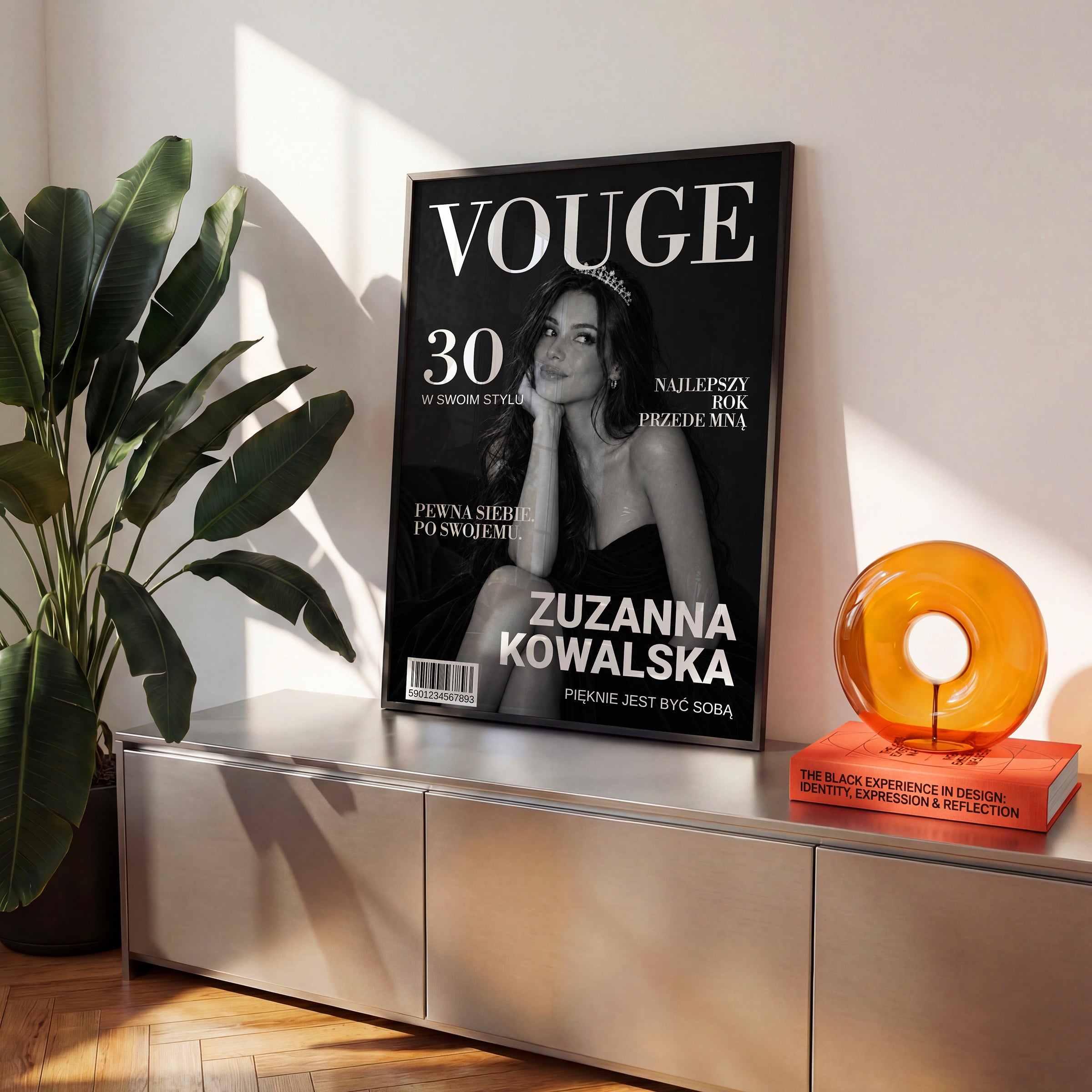 Personalizowany plakat VOUGE — MONOCHROME w czarnej ramce na komodzie, z własnym zdjęciem i tekstem | C-PL-COVMAG-18-2130-NF