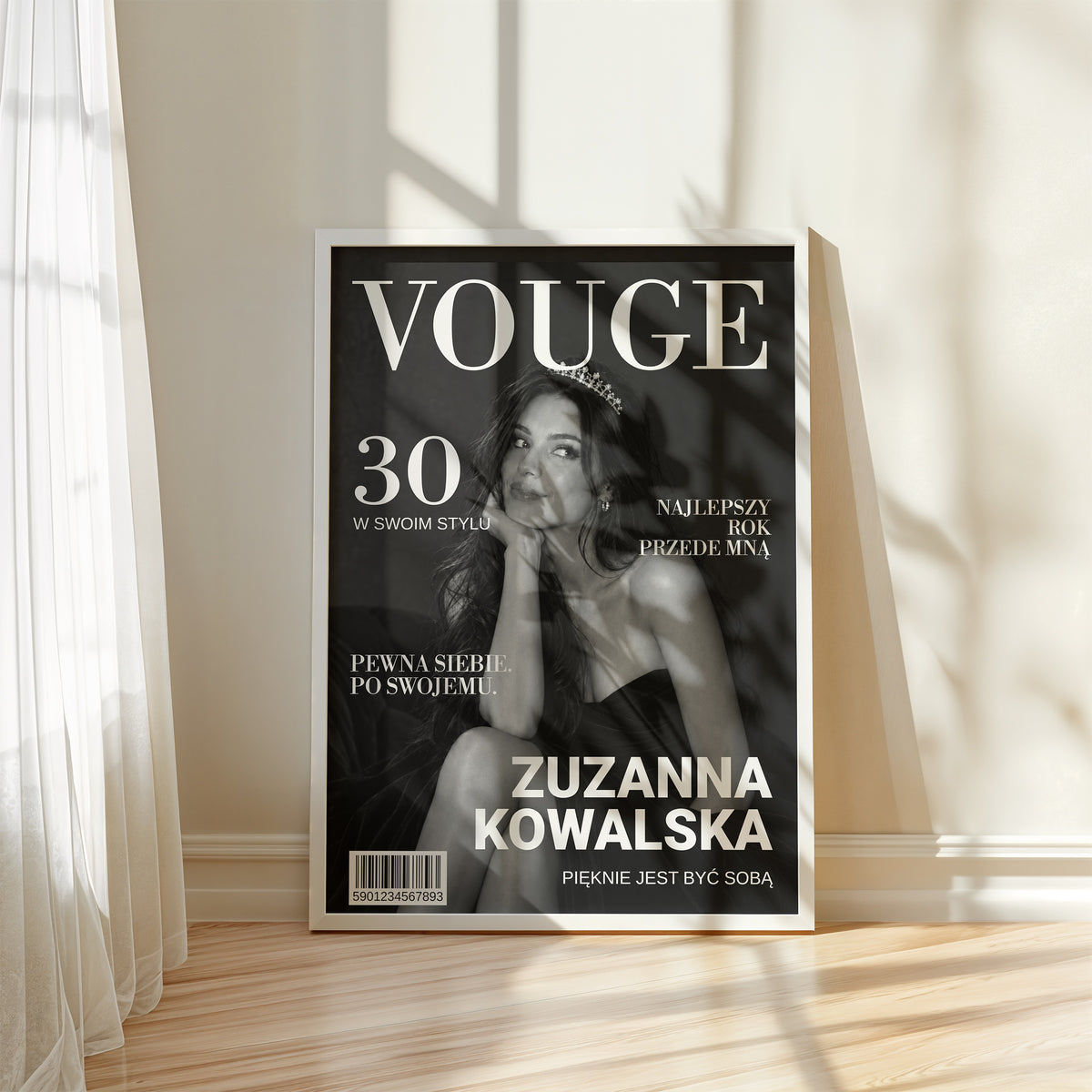 Personalizowany plakat VOUGE — MONOCHROME w białej ramce przy oknie, z własnym zdjęciem i tekstem | C-PL-COVMAG-18-2130-NF