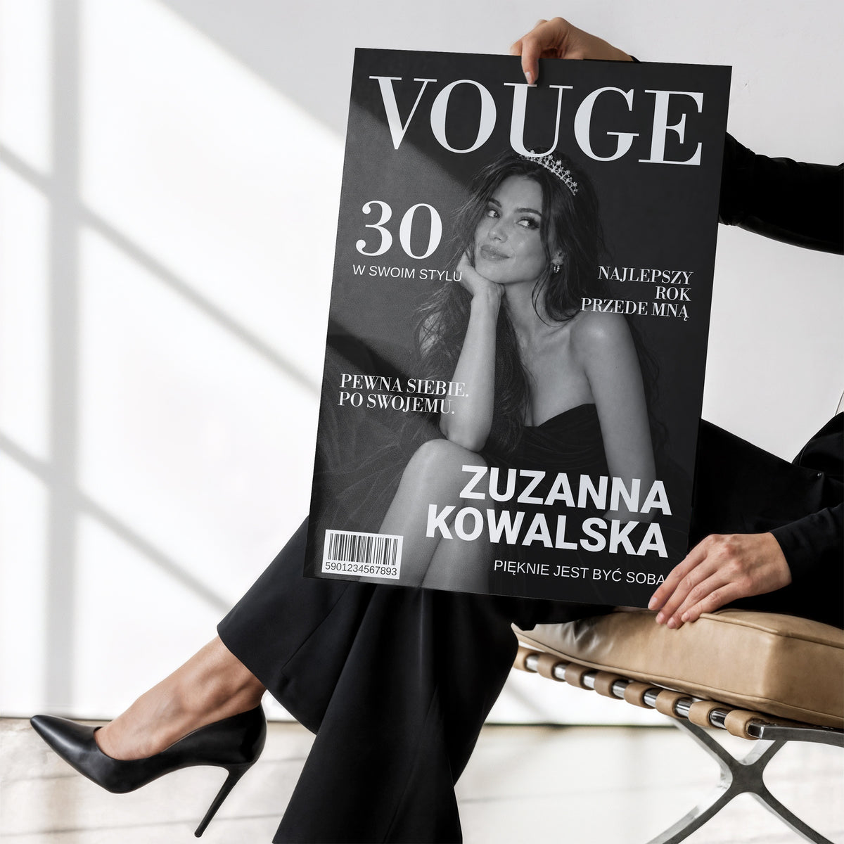 Personalizowany plakat VOUGE — MONOCHROME bez ramki trzymany w dłoniach, z własnym zdjęciem i tekstem | C-PL-COVMAG-18-2130-NF