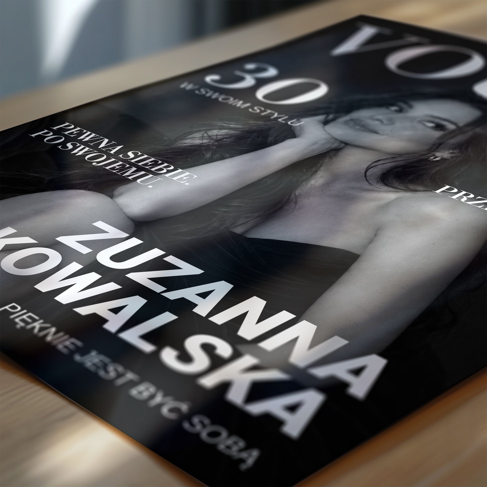 Personalizowany plakat VOUGE — MONOCHROME w zbliżeniu pokazującym nadruk i typografię, z własnym zdjęciem i tekstem | C-PL-COVMAG-18-2130-NF