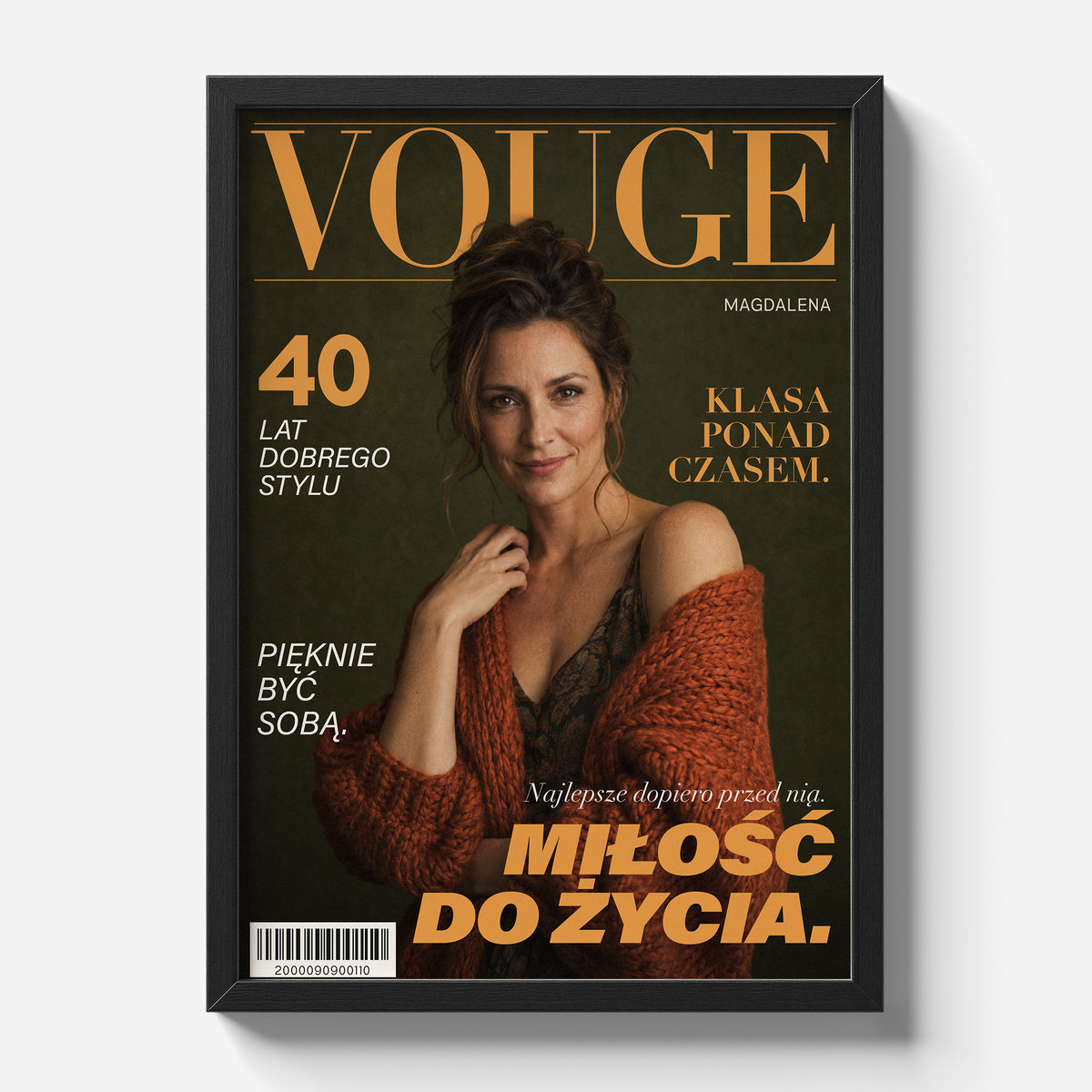 Personalizowany plakat Vouge Ponadczasowa w czarnej ramce na jasnym tle. Oliwkowe tło i bursztynowe litery na modowej okładce portretowej.