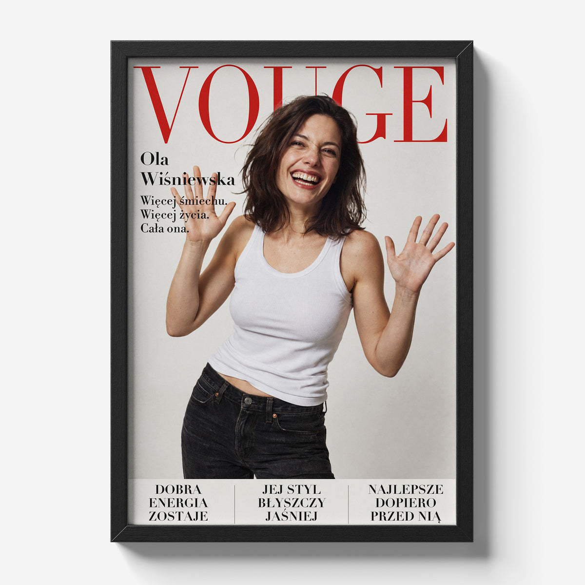 Personalizowany plakat Vouge Radość w czarnej ramce na jasnym tle. Jasne tło, czerwony tytuł i portret na modowej okładce portretowej.