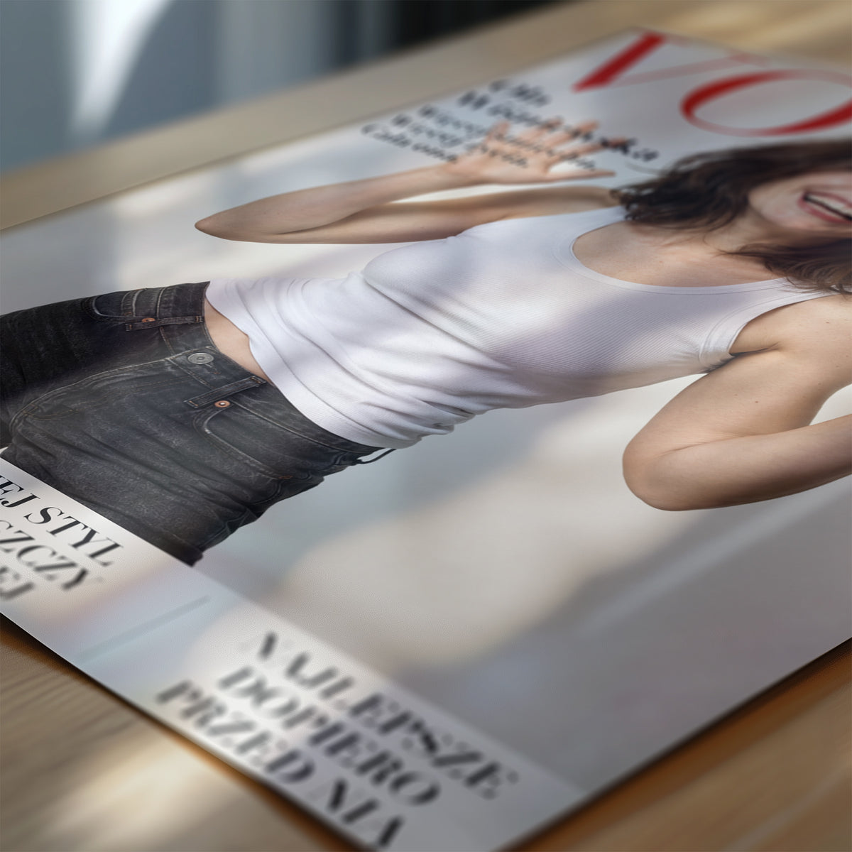Personalizowany plakat Vouge Radość w zbliżeniu pokazującym druk. Jasne tło, czerwony tytuł i portret na modowej okładce portretowej.
