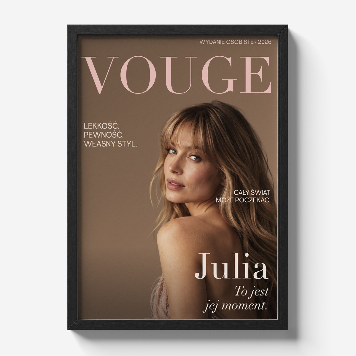 Personalizowany plakat Vouge Jej Moment w czarnej ramce na jasnym tle. Ciepłe tło taupe, portret i pudrowy tytuł Vouge. Dekoracja ze zdjęciem.