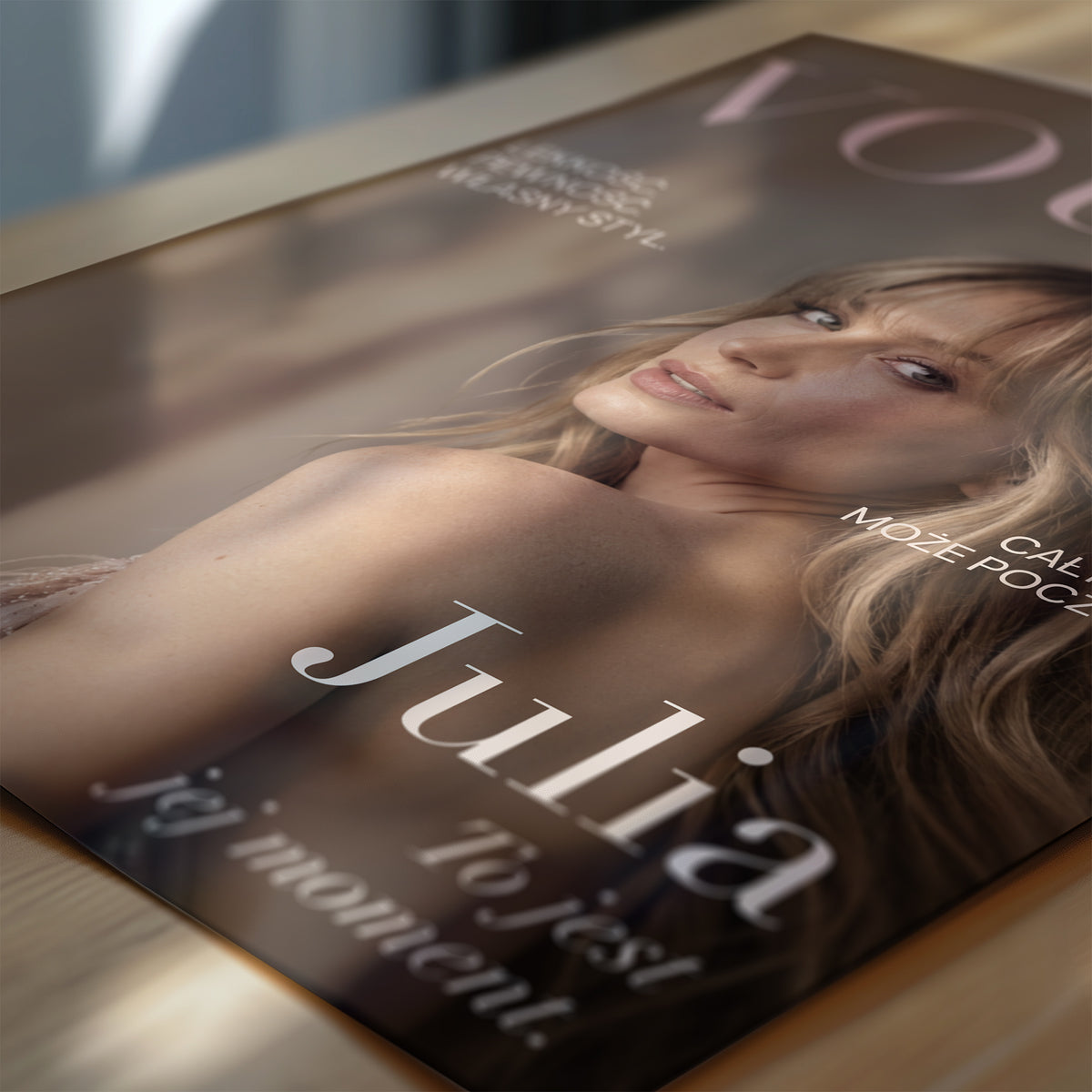 Personalizowany plakat Vouge Jej Moment w zbliżeniu pokazującym druk. Ciepłe tło taupe, portret i pudrowy tytuł Vouge. Dekoracja ze zdjęciem.