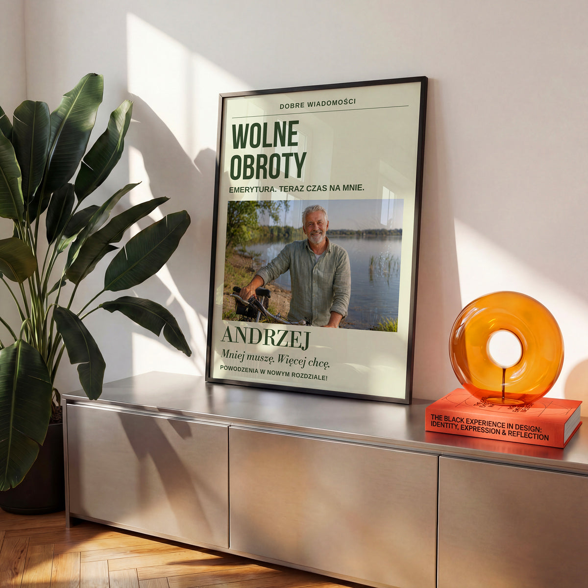 Personalizowany plakat WOLNE OBROTY w czarnej ramce na komodzie, z własnym zdjęciem i tekstem | C-PL-GAZ-15-2130-NF
