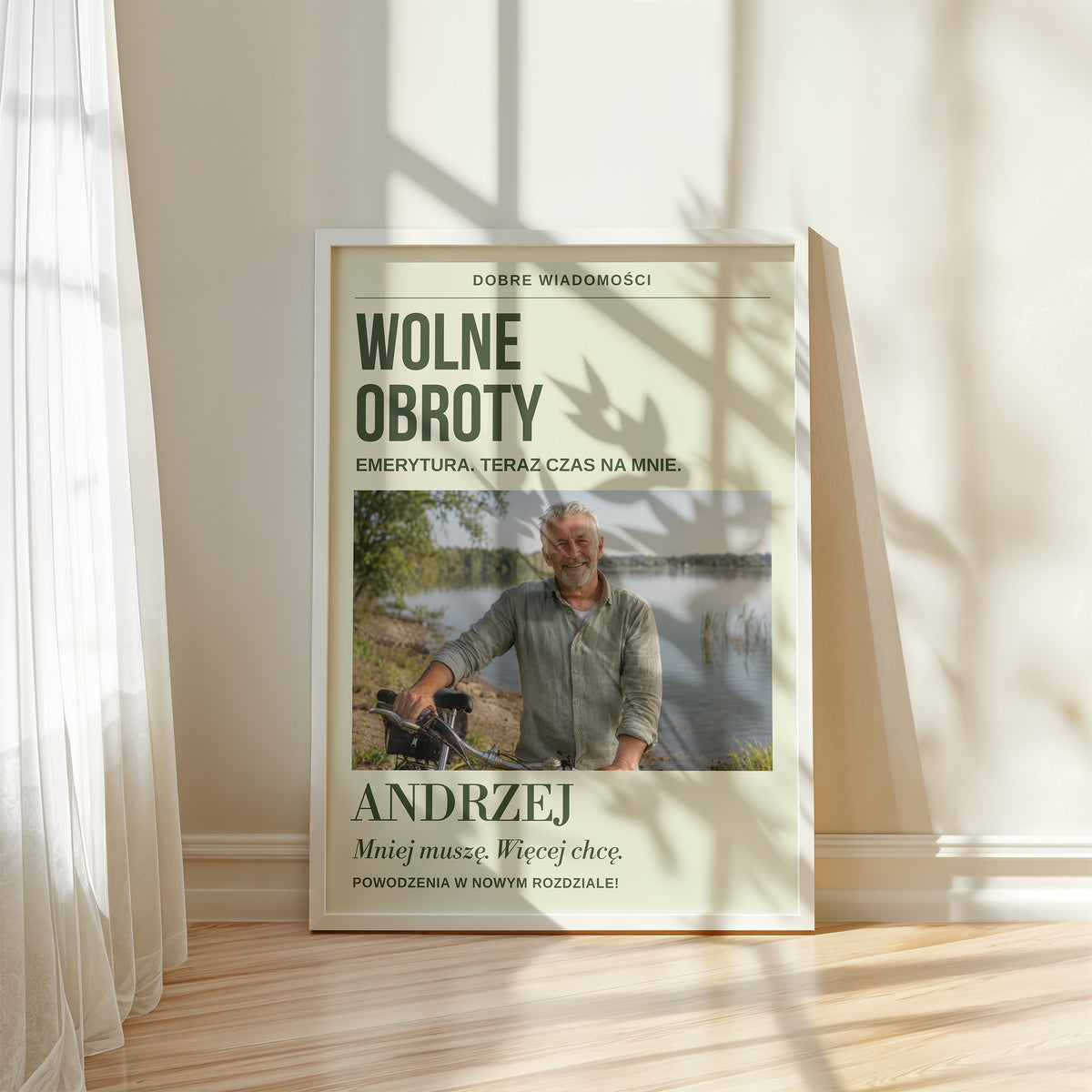 Personalizowany plakat WOLNE OBROTY w białej ramce przy oknie, z własnym zdjęciem i tekstem | C-PL-GAZ-15-2130-NF