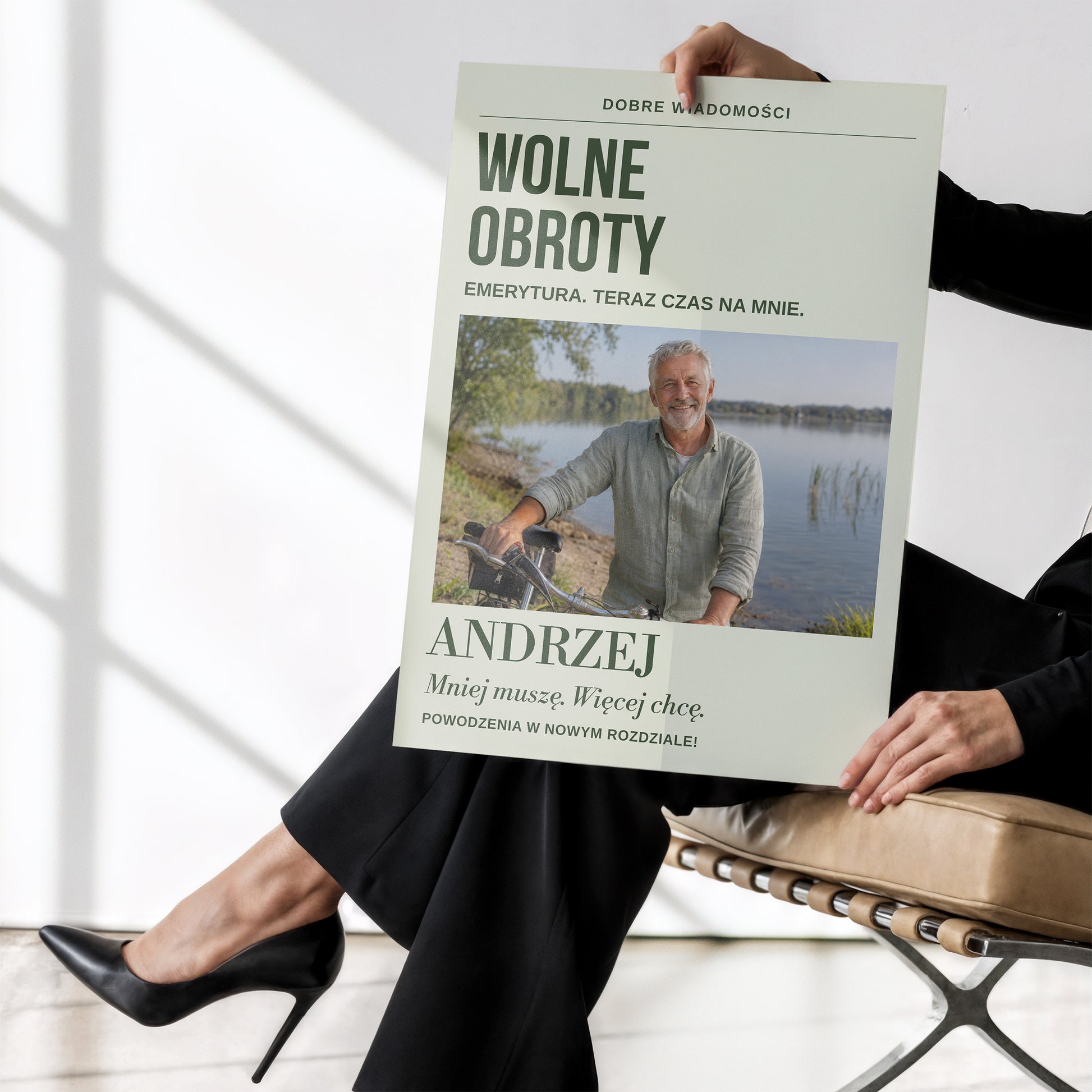 Personalizowany plakat WOLNE OBROTY bez ramki trzymany w dłoniach, z własnym zdjęciem i tekstem | C-PL-GAZ-15-2130-NF