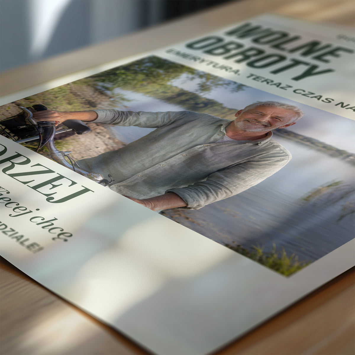 Personalizowany plakat WOLNE OBROTY w zbliżeniu pokazującym nadruk i typografię, z własnym zdjęciem i tekstem | C-PL-GAZ-15-2130-NF