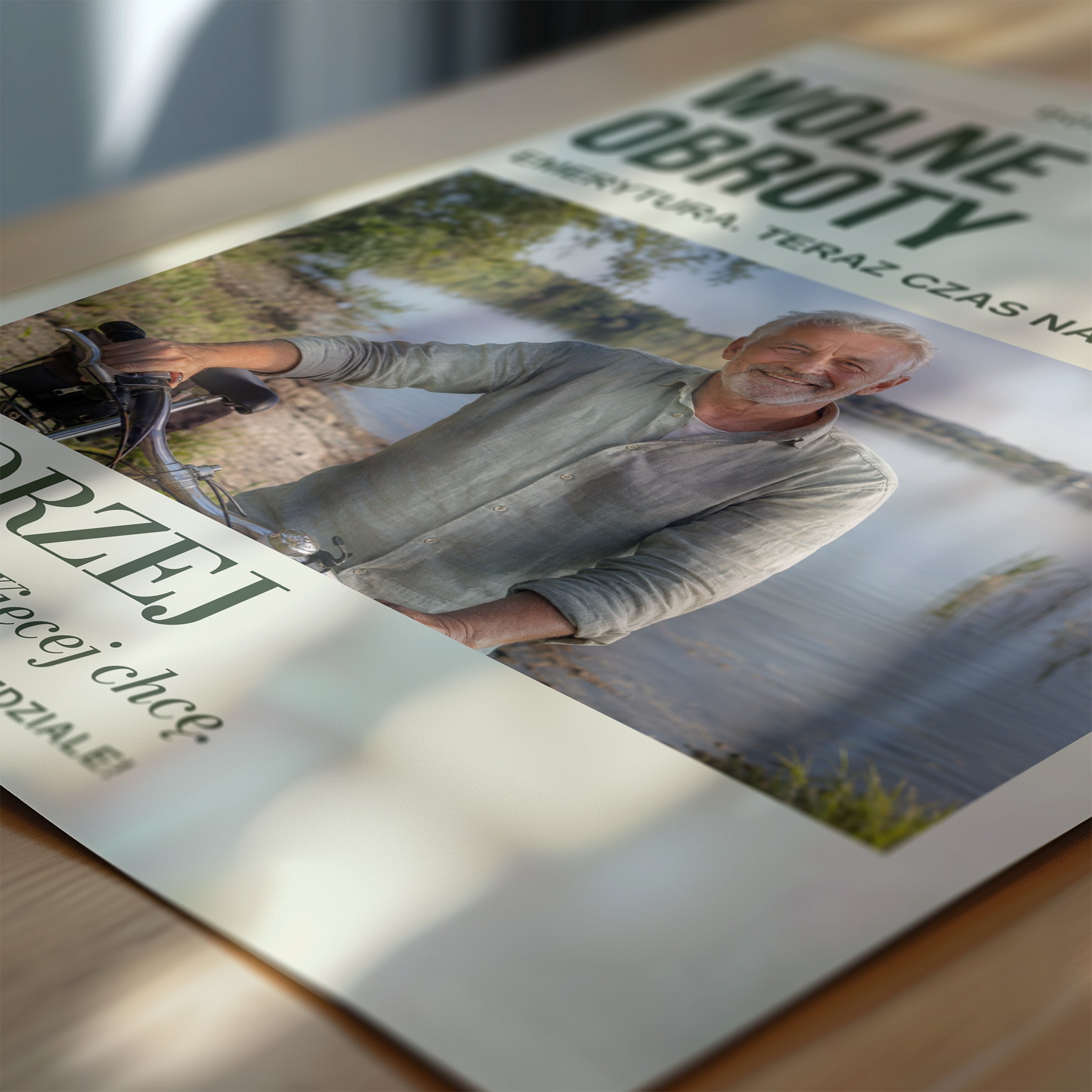 Personalizowany plakat WOLNE OBROTY w zbliżeniu pokazującym nadruk i typografię, z własnym zdjęciem i tekstem | C-PL-GAZ-15-2130-NF