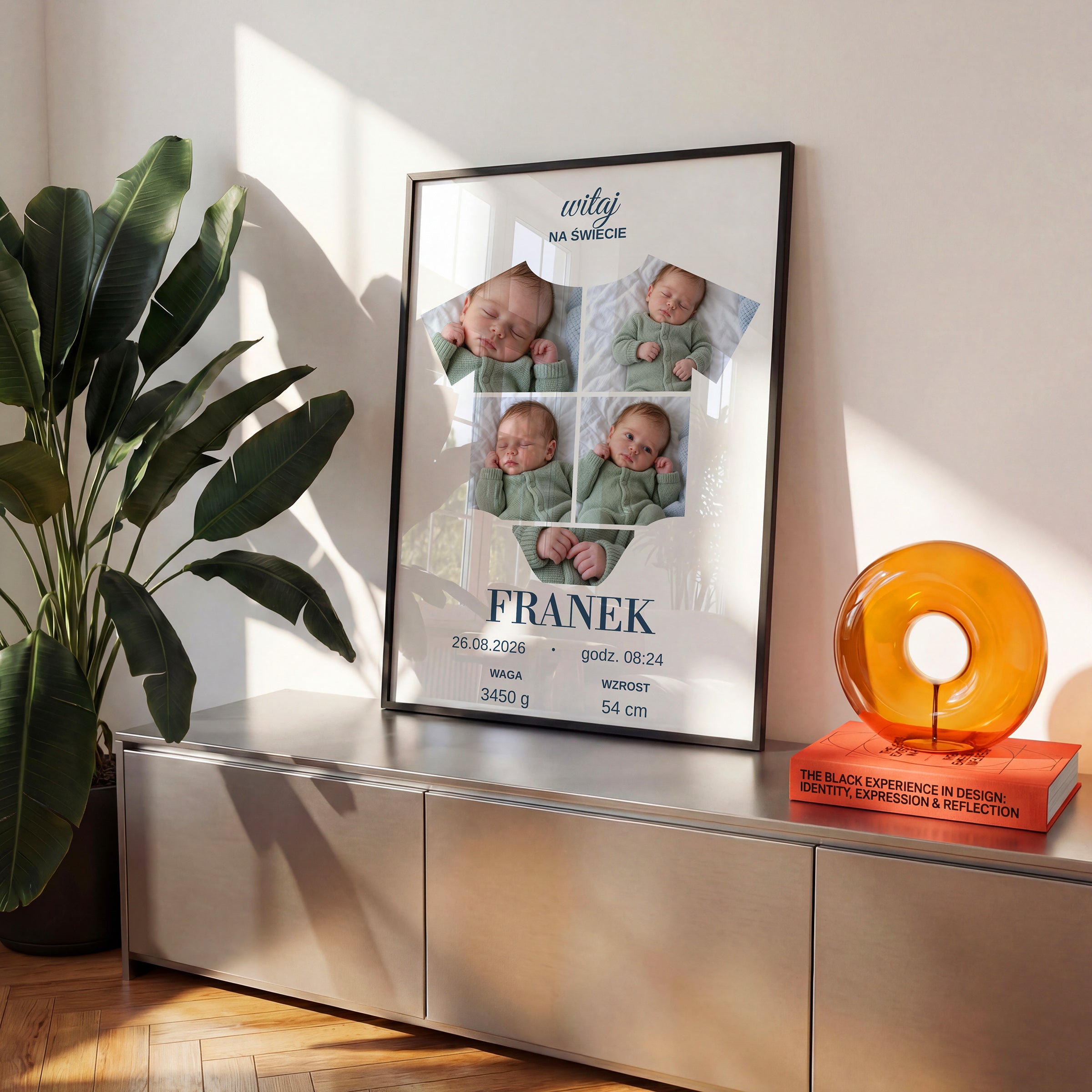 Personalizowany plakat Witaj Na Świecie w czarnej ramce na komodzie, z własnym zdjęciem i tekstem | C-PL-BABY-2-2130-NF