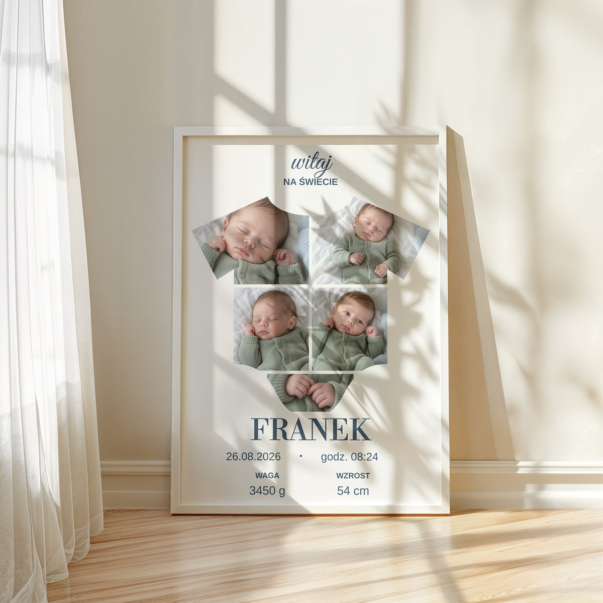 Personalizowany plakat Witaj Na Świecie w białej ramce przy oknie, z własnym zdjęciem i tekstem | C-PL-BABY-2-2130-NF