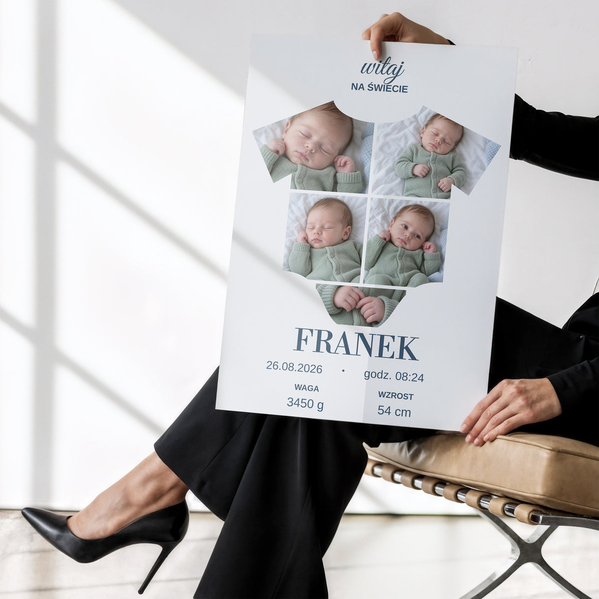 Personalizowany plakat Witaj Na Świecie bez ramki trzymany w dłoniach, z własnym zdjęciem i tekstem | C-PL-BABY-2-2130-NF