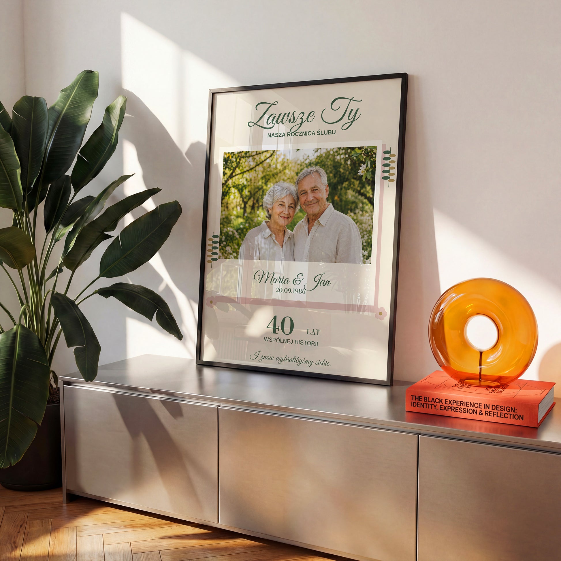 Personalizowany plakat ZAWSZE TY w czarnej ramce na komodzie, z własnym zdjęciem i tekstem | C-PL-HEART-11-2130-NF