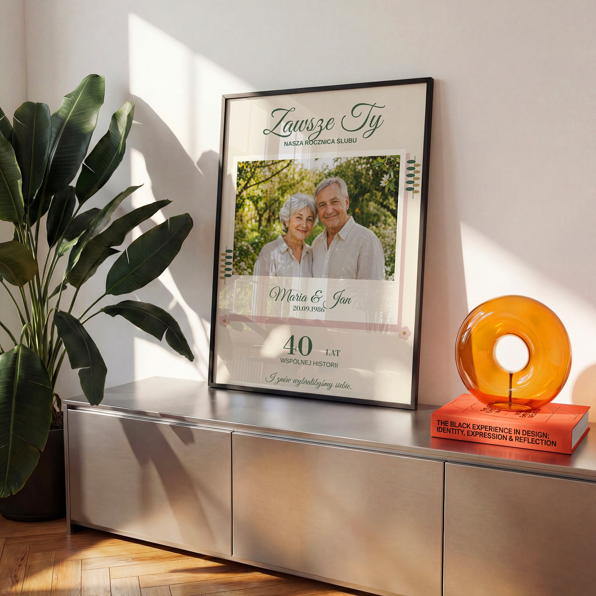 Personalizowany plakat ZAWSZE TY w czarnej ramce na komodzie, z własnym zdjęciem i tekstem | C-PL-HEART-11-2130-NF