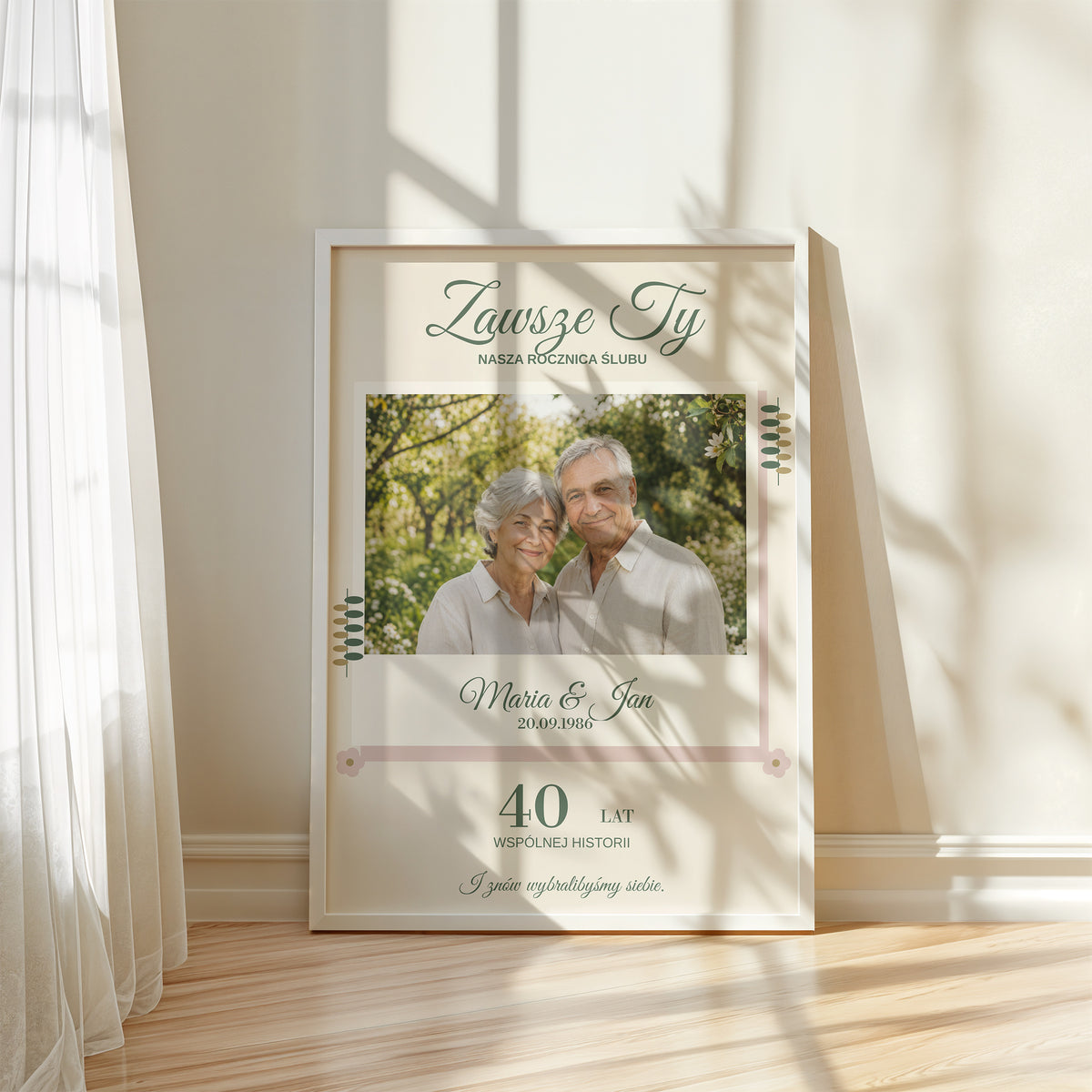 Personalizowany plakat ZAWSZE TY w białej ramce przy oknie, z własnym zdjęciem i tekstem | C-PL-HEART-11-2130-NF