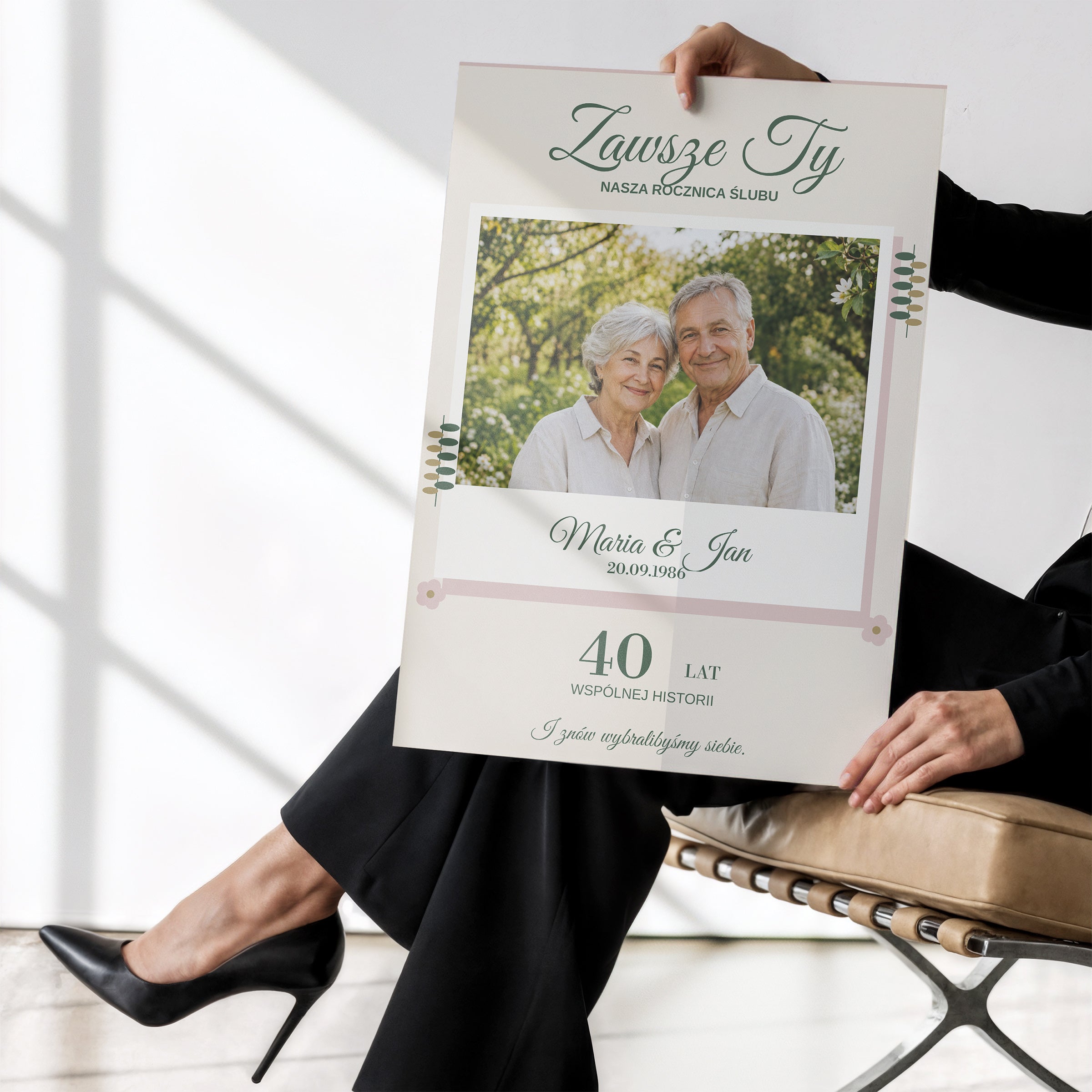 Personalizowany plakat ZAWSZE TY bez ramki trzymany w dłoniach, z własnym zdjęciem i tekstem | C-PL-HEART-11-2130-NF