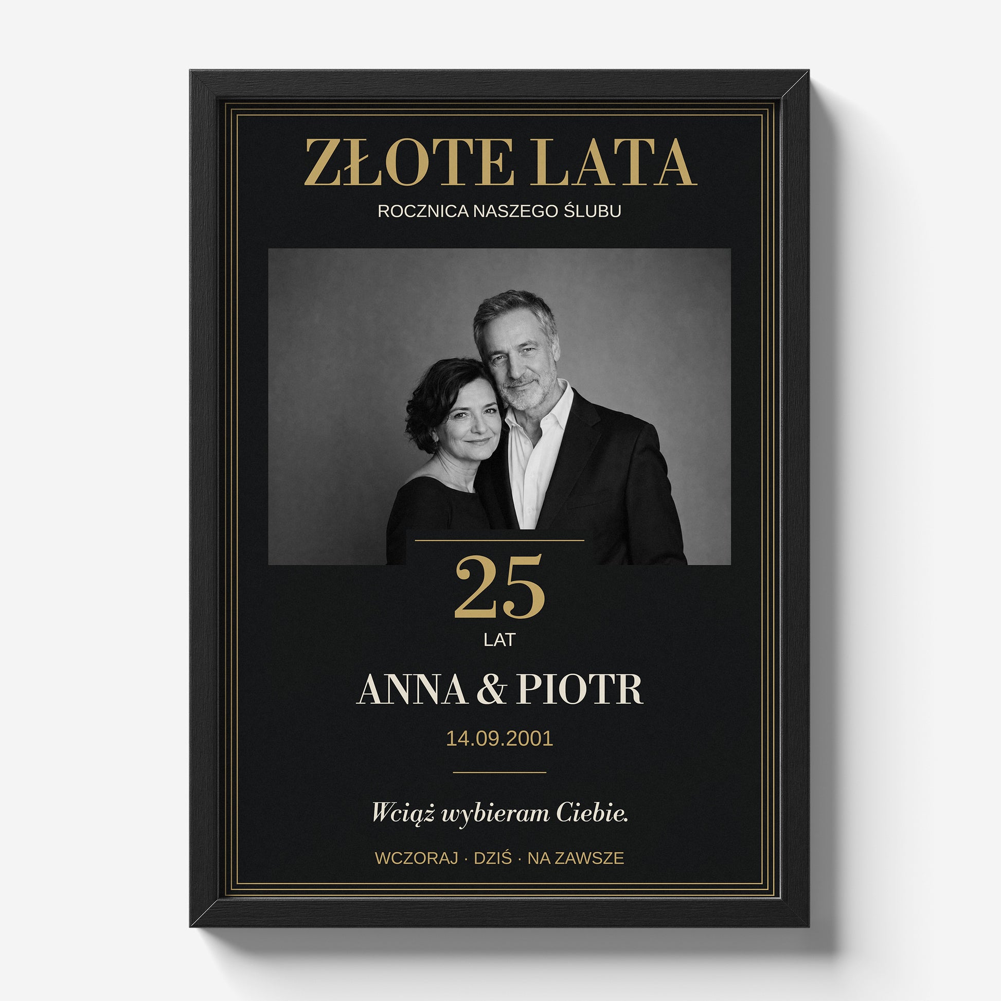 Personalizowany plakat ZŁOTE LATA w czarnej ramce 21×30 na jasnym tle Marami, z własnym zdjęciem i tekstem | C-PL-HEART-8-2130-NF