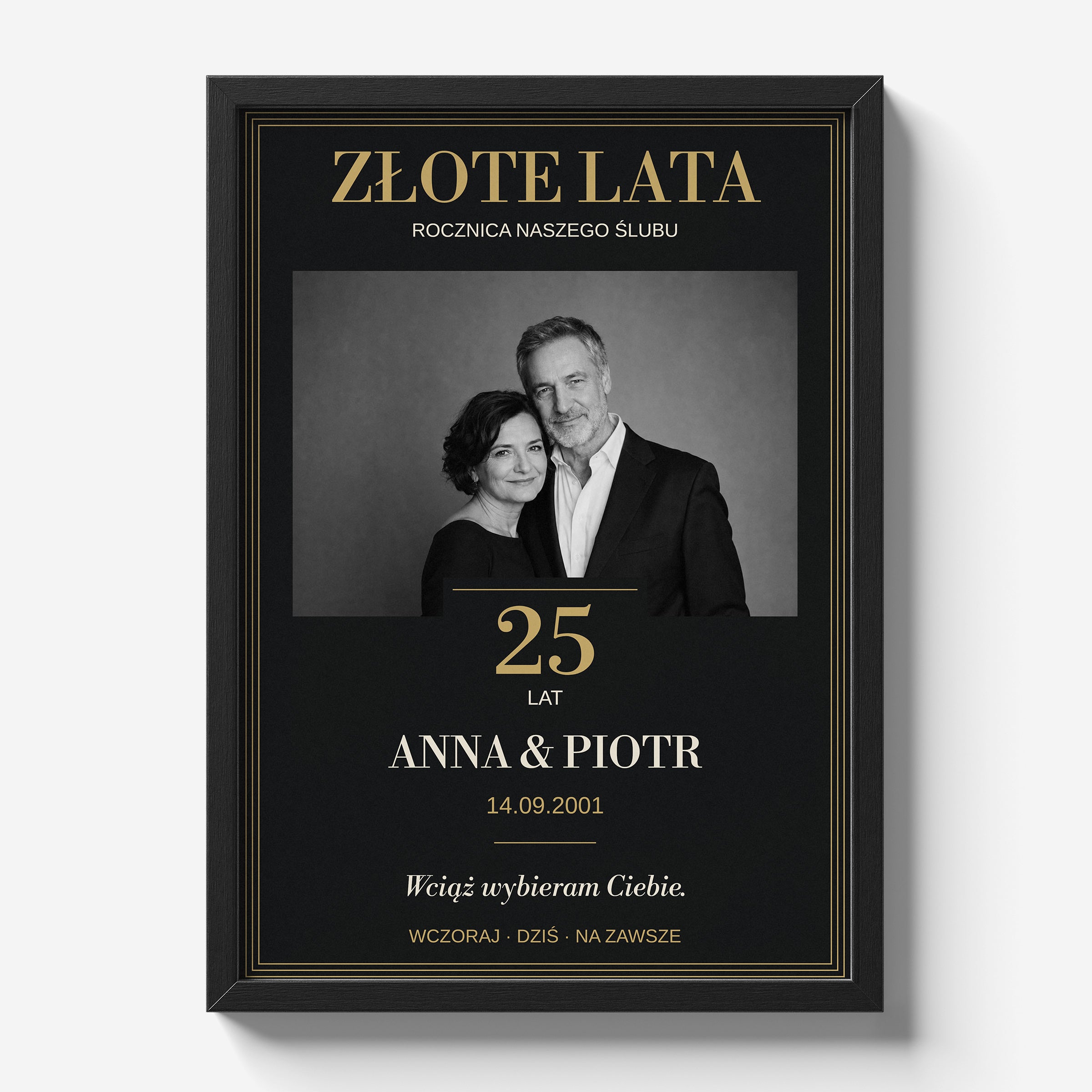 Personalizowany plakat ZŁOTE LATA w czarnej ramce 21×30 na jasnym tle Marami, z własnym zdjęciem i tekstem | C-PL-HEART-8-2130-NF