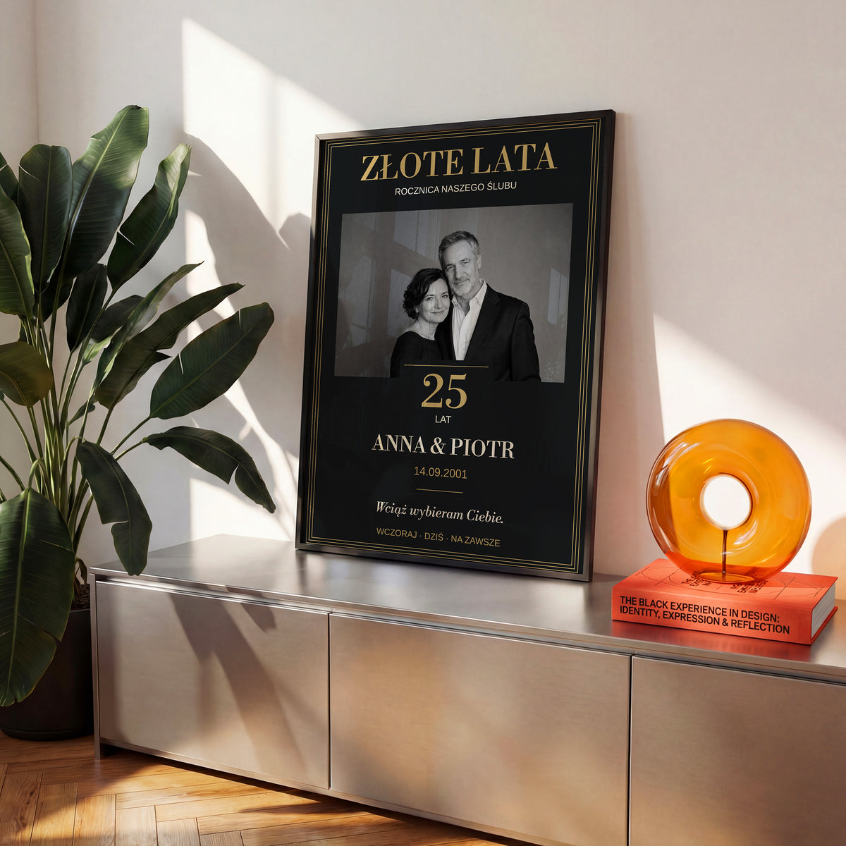 Personalizowany plakat ZŁOTE LATA w czarnej ramce na komodzie, z własnym zdjęciem i tekstem | C-PL-HEART-8-2130-NF