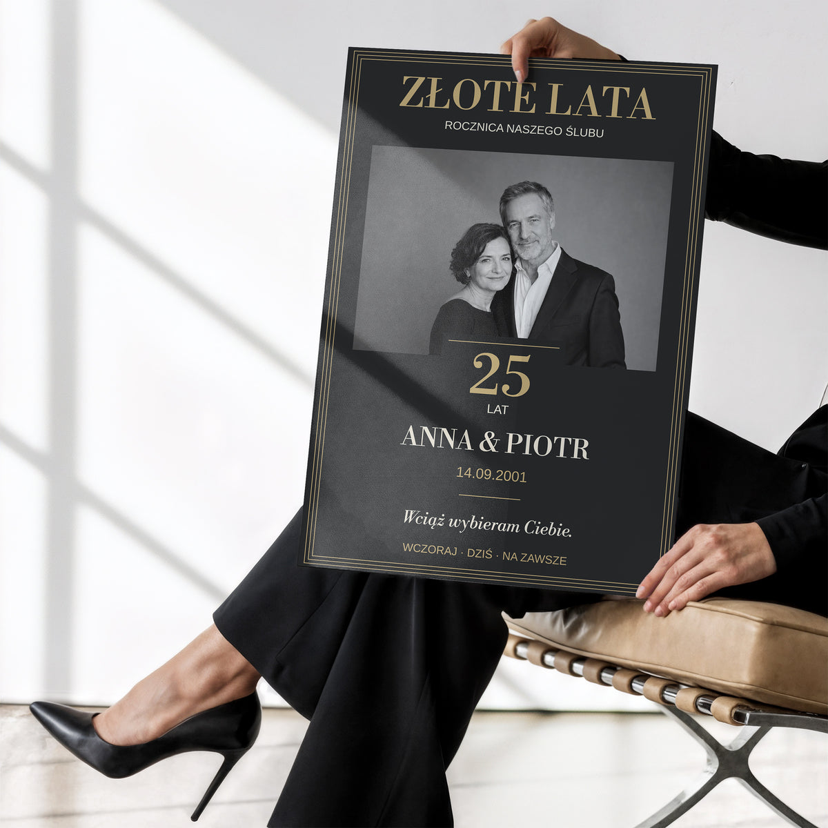 Personalizowany plakat ZŁOTE LATA bez ramki trzymany w dłoniach, z własnym zdjęciem i tekstem | C-PL-HEART-8-2130-NF