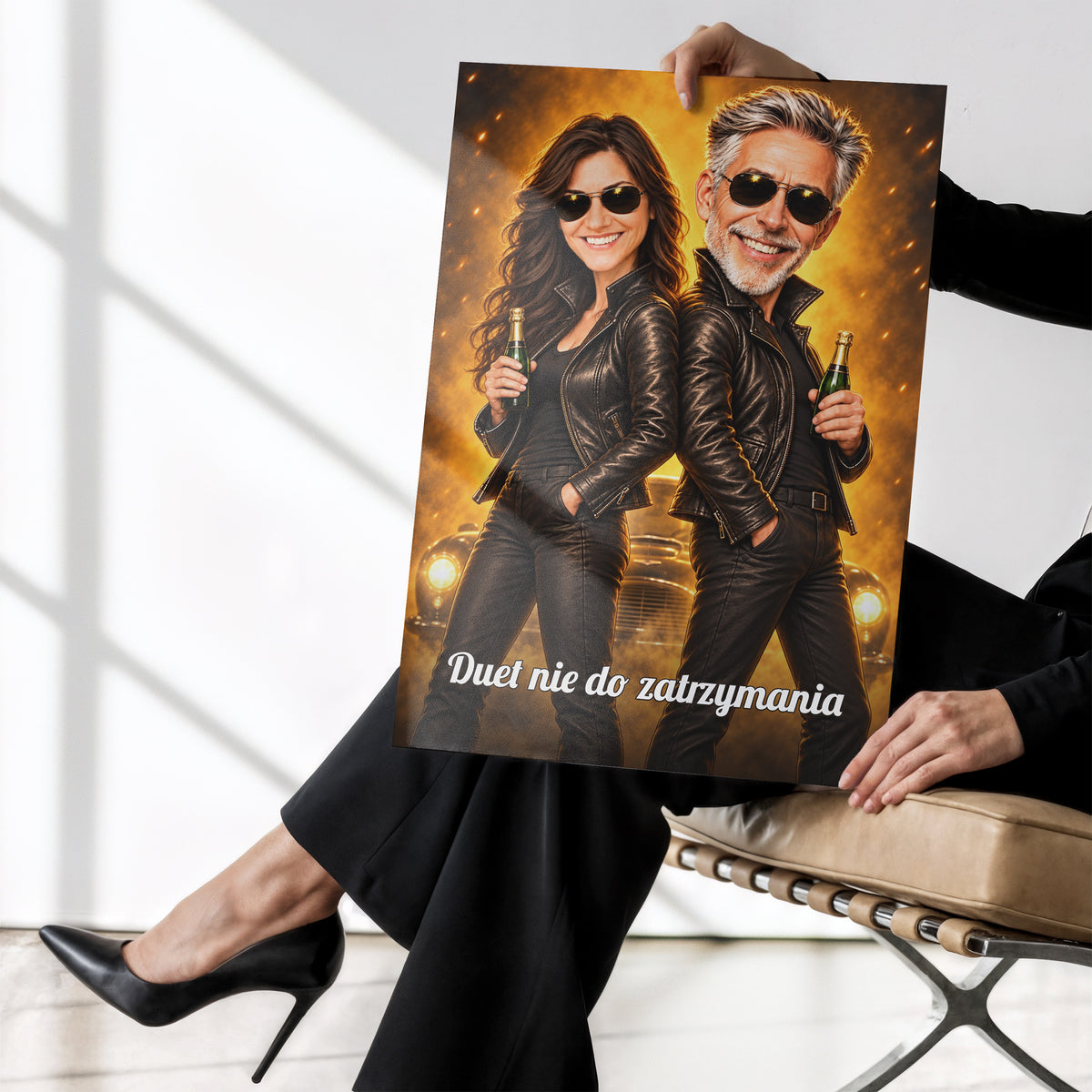 Tajna Misja Razem — plakat w dłoniach C-PL-KAR-DOUB-02-2130-NF