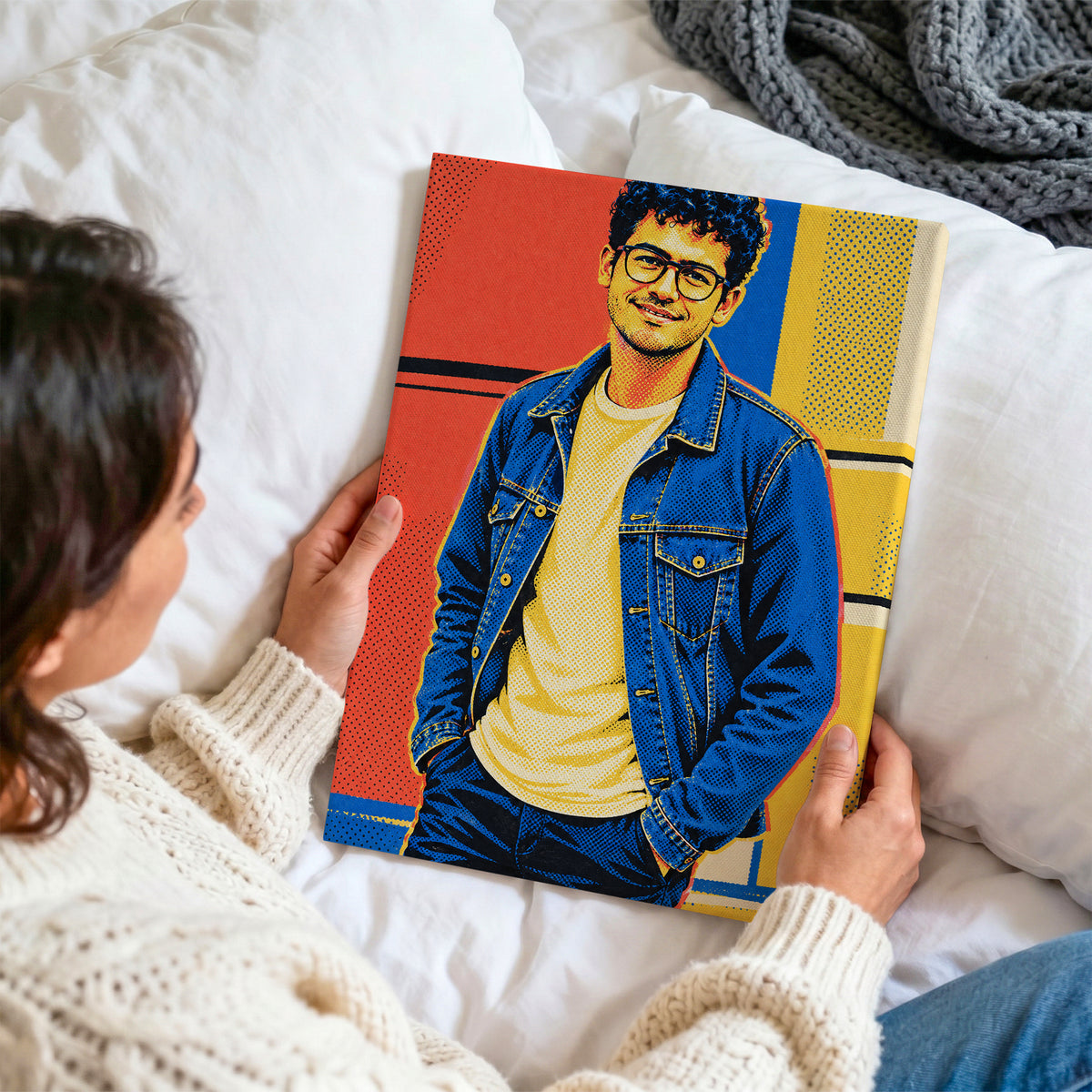 Pop-art — obraz na płótnie ze zdjęcia oglądany z bliska, trzymany w dłoniach na tle jasnej pościeli C-CV-AI-6-2030