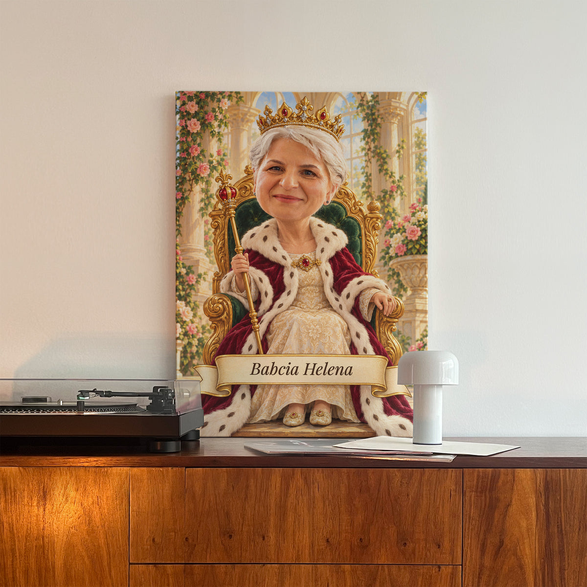 Królowa Babcia – personalizowana karykatura z dedykacją na płótnie na komodzie obok gramofonu C-CV-KAR-07-2030