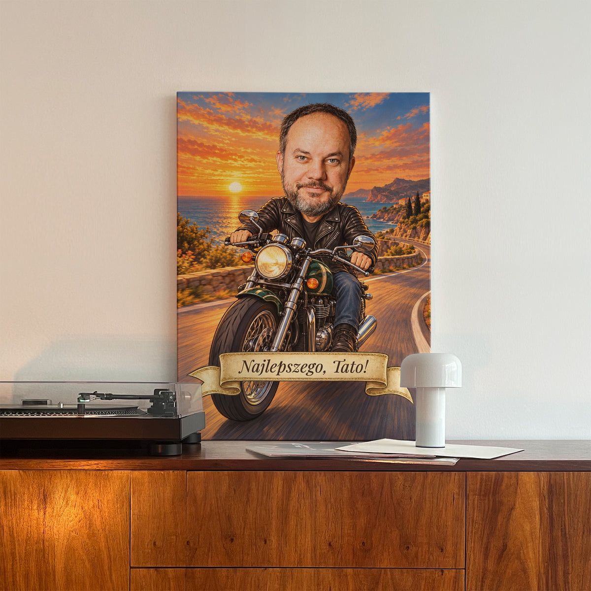 Motocyklista – personalizowana karykatura z dedykacją na płótnie na komodzie obok gramofonu C-CV-KAR-06-2030