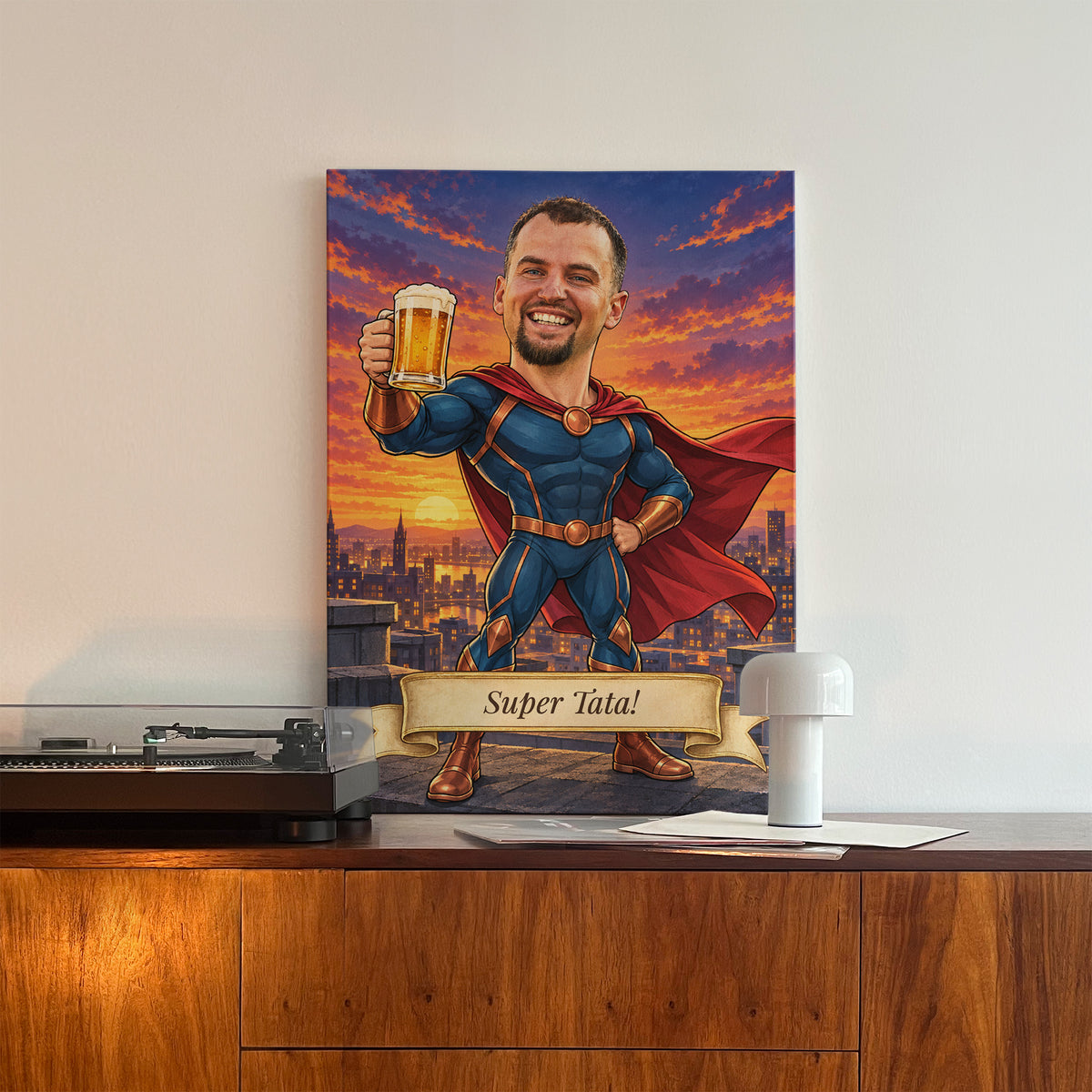 Super Tata – personalizowana karykatura z dedykacją na płótnie na komodzie obok gramofonu C-CV-KAR-08-2030