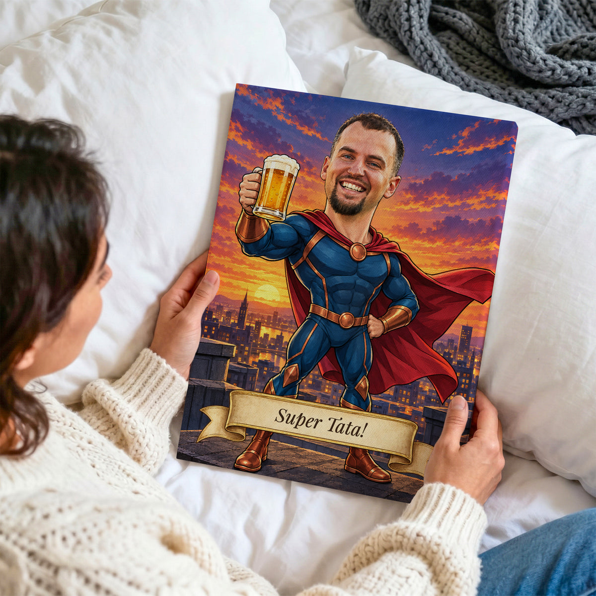 Super Tata – personalizowana karykatura z dedykacją na płótnie oglądana z bliska w dłoniach na tle jasnej pościeli C-CV-KAR-08-2030