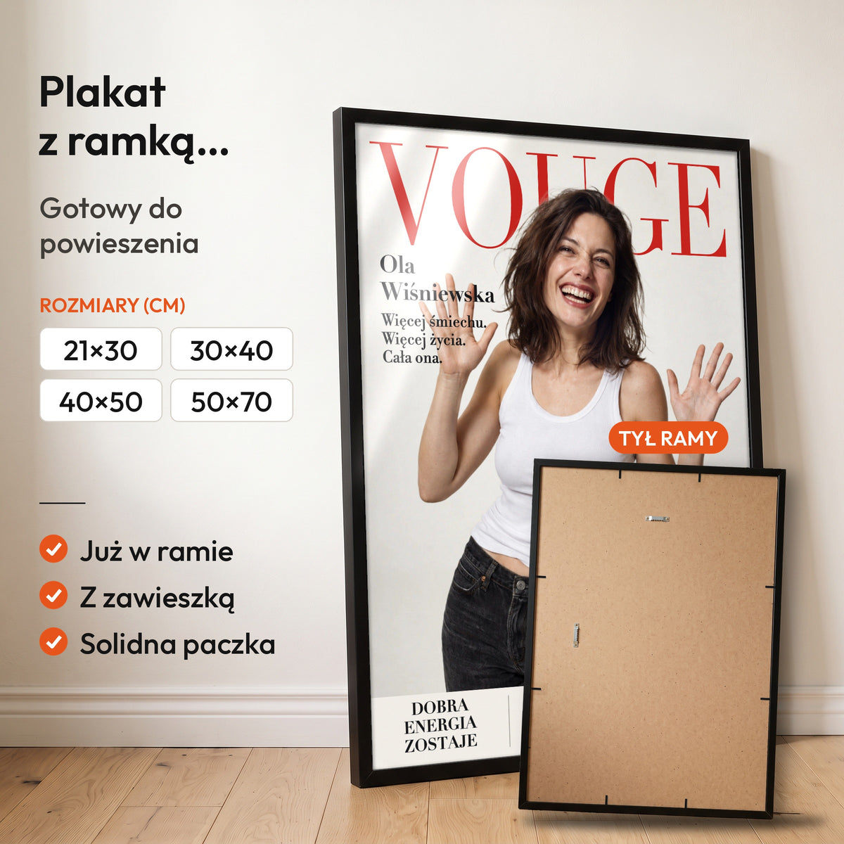 Vouge Więcej Radości — plakat z ramką, gotowy do powieszenia: czarna rama od przodu i tył ramy z zawieszką. C-PL-COVMAG-45-2130-NF