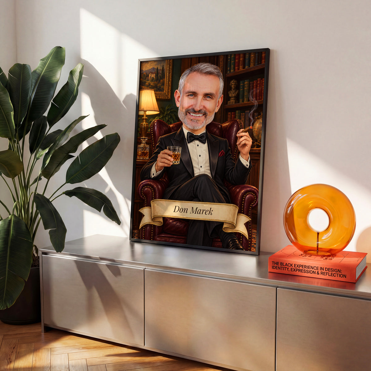 Don — plakat w czarnej ramie na komodzie we wnętrzu, z karykaturą mężczyzny w smokingu, w skórzanym fotelu z whisky i cygarem. C-PL-KAR-09-2130-NF