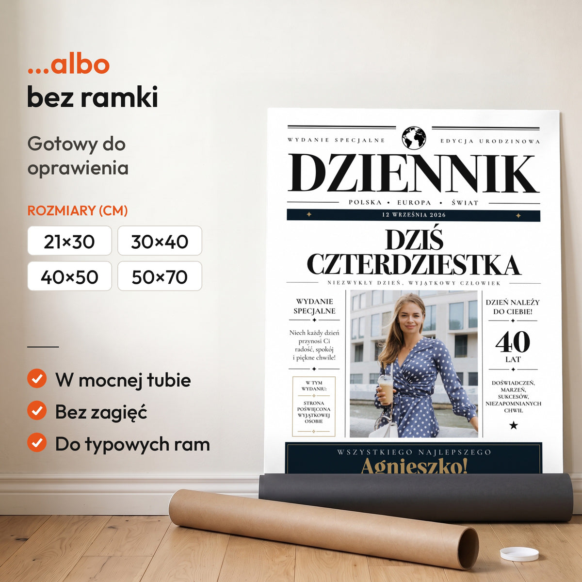 Dziennik Z Dedykacją i Zdjęciem — plakat bez ramki, gotowy do oprawienia: rozwinięty z rolki, obok tuba do wysyłki. C-PL-GAZ-4-2130-NF