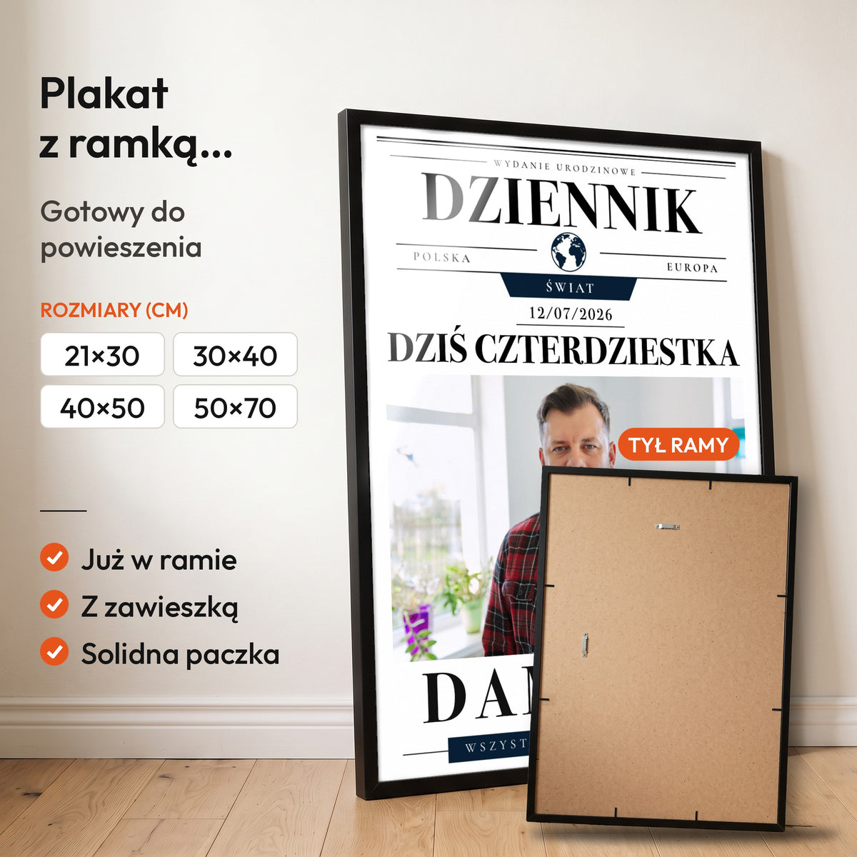 Dziennik Z Imieniem i Zdjęciem — plakat z ramką, gotowy do powieszenia: czarna rama od przodu i tył ramy z zawieszką. C-PL-GAZ-3-2130-NF