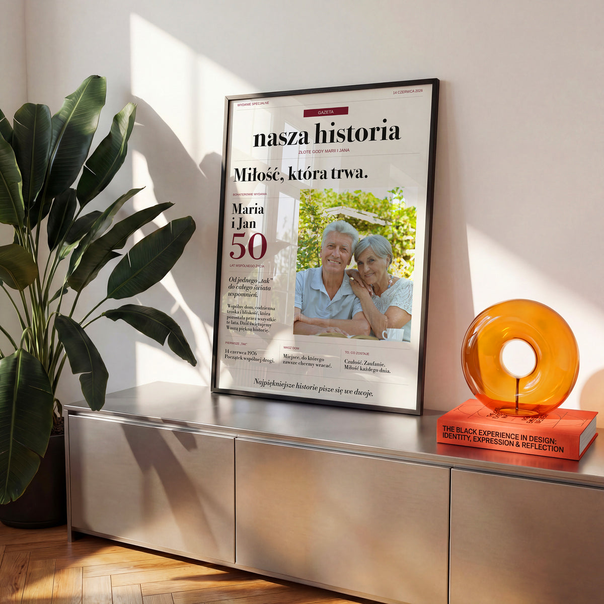 Personalizowany plakat gazeta Gazeta — Nasza Historia na rocznicę ślubu w czarnej ramce we wnętrzu C-PL-GAZ-17-2130-NF