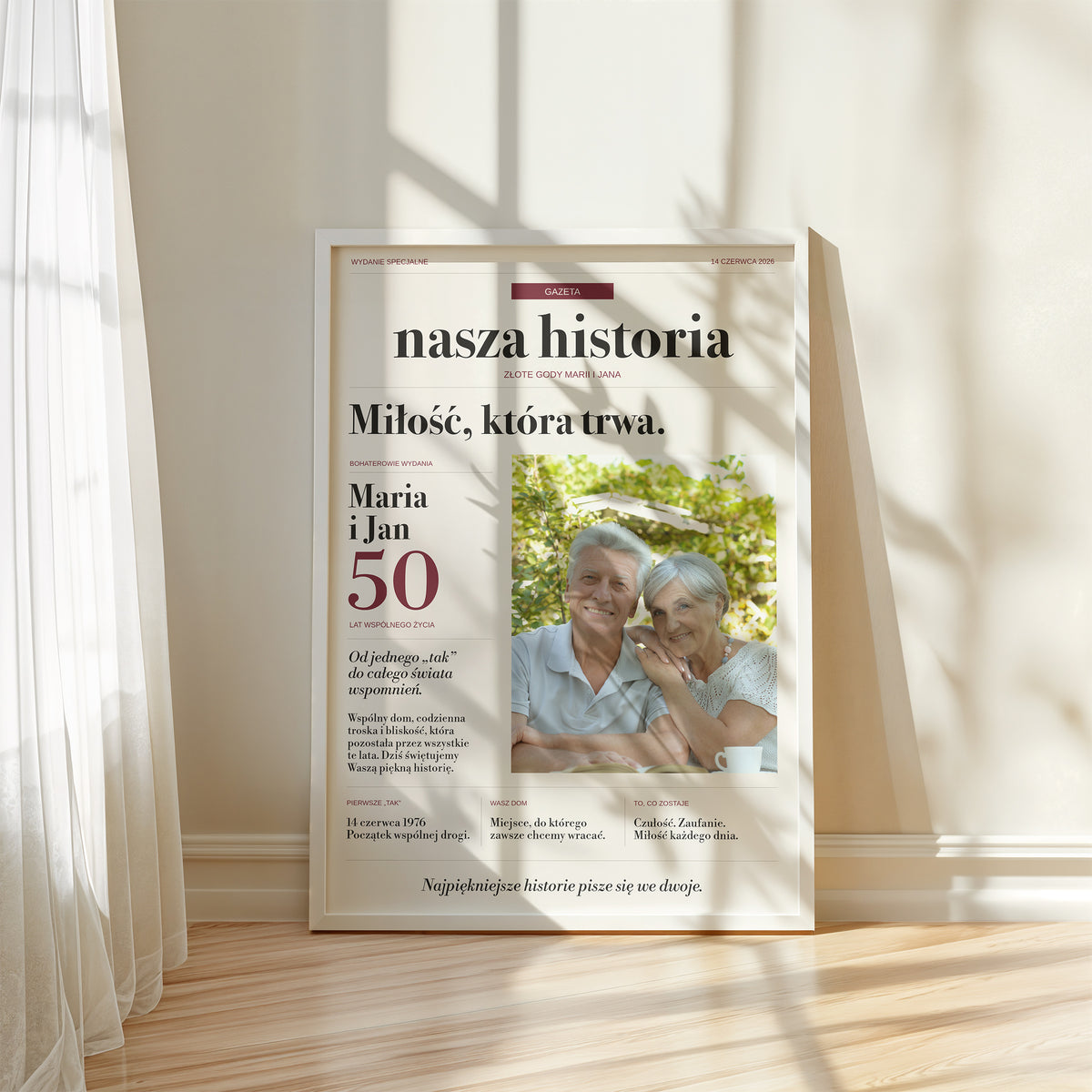 Personalizowany plakat gazeta Gazeta — Nasza Historia na rocznicę ślubu w białej ramce przy oknie C-PL-GAZ-17-2130-NF