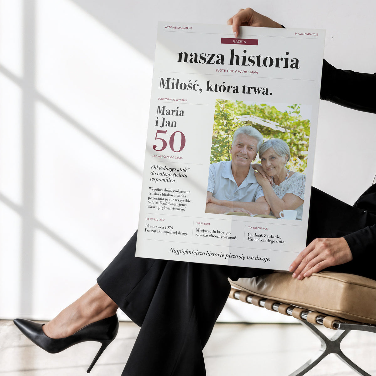 Personalizowany plakat gazeta Gazeta — Nasza Historia na rocznicę ślubu bez ramki w dłoniach C-PL-GAZ-17-2130-NF