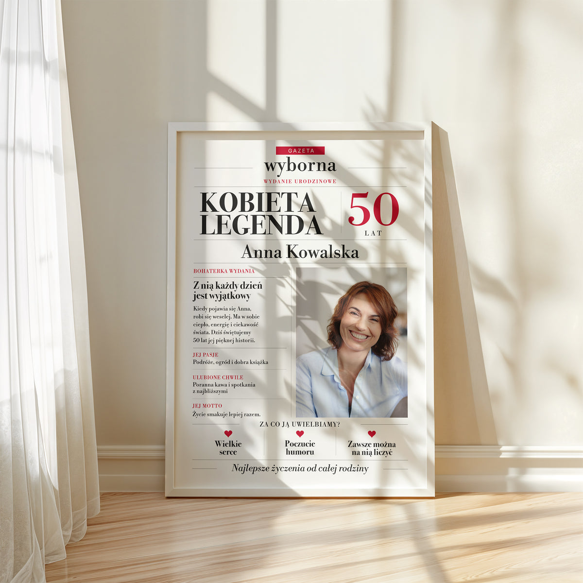 Gazeta Wyborna Kobieta Legenda w białej ramce przy oknie, personalizowany plakat urodzinowy z portretem, imieniem, wiekiem i własnym artykułem. C-PL-GAZ-16-2130-NF