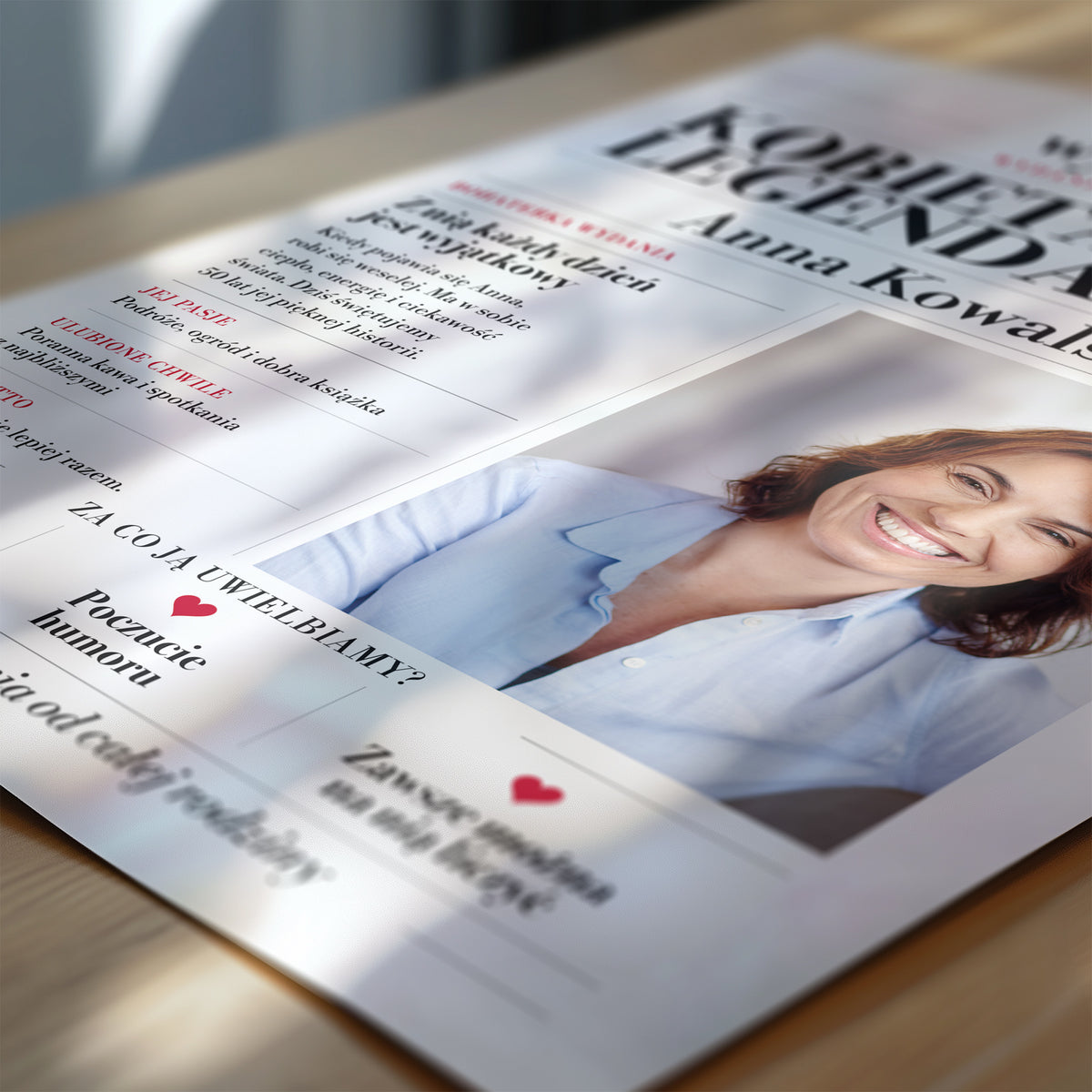 Gazeta Wyborna Kobieta Legenda w zbliżeniu pokazującym nadruk i typografię, personalizowany plakat urodzinowy z portretem, imieniem, wiekiem i własnym artykułem. C-PL-GAZ-16-2130-NF