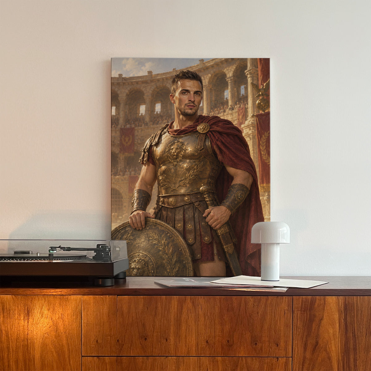 Gladiator — personalizowany obraz na płótnie oparty o jasną ścianę, na drewnianej komodzie obok gramofonu. C-CV-ROY-22-2030
