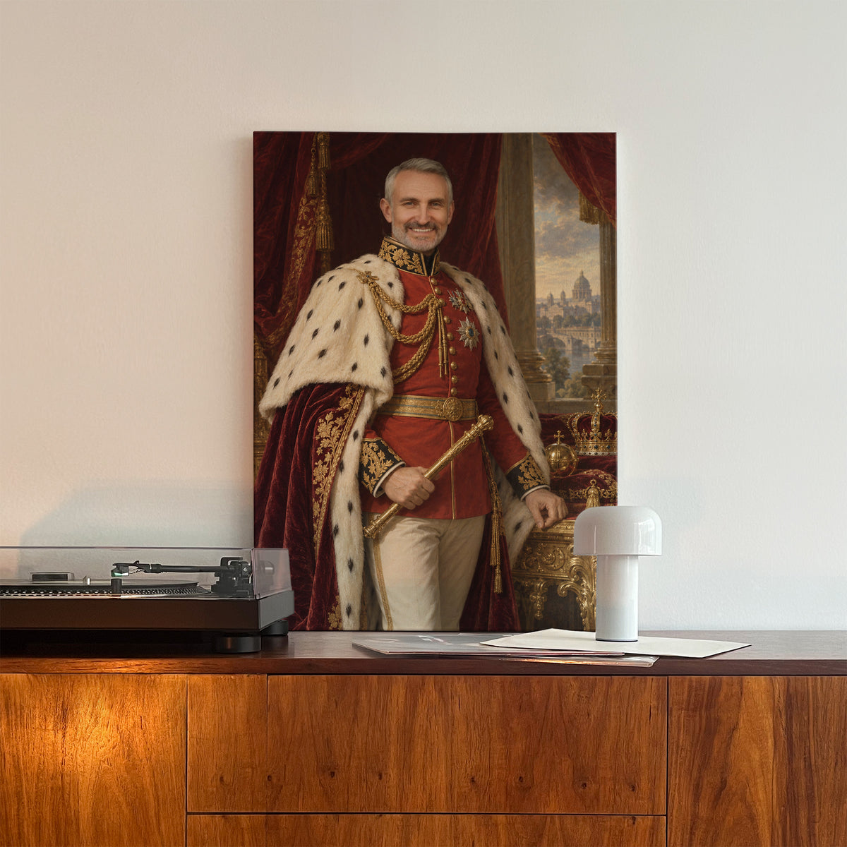Imperator — personalizowany obraz na płótnie oparty o jasną ścianę, na drewnianej komodzie obok gramofonu. C-CV-ROY-10-2030