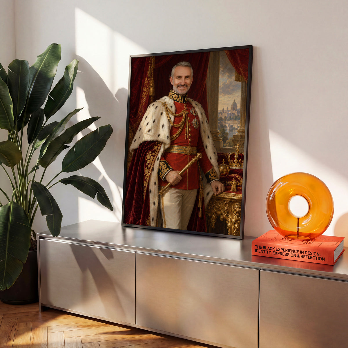 Imperator — plakat w czarnej ramie na komodzie we wnętrzu, z portretem mężczyzny w czerwonym stroju z odznaczeniami i jasnym płaszczu. C-PL-ROY-10-2130-NF