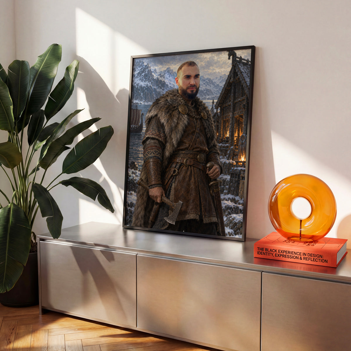 Jarl Północy — plakat w czarnej ramie na komodzie we wnętrzu, z portretem mężczyzny w futrzanym płaszczu wikinga, z toporem na tle fiordu. C-PL-ROY-15-2130-NF