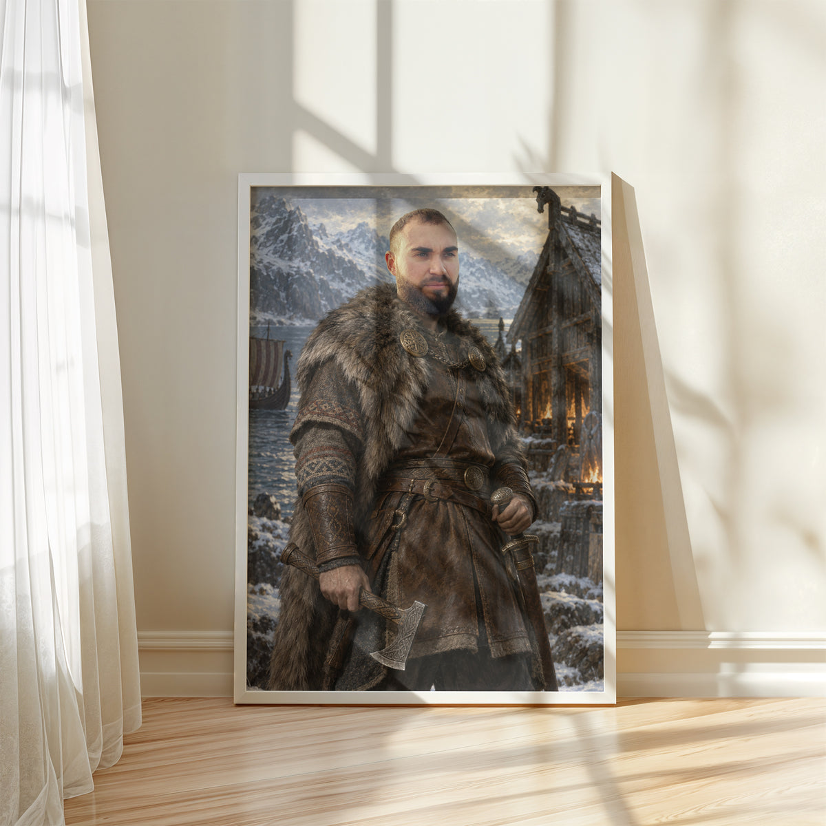 Jarl Północy — plakat w białej ramie przy oknie, z portretem mężczyzny w futrzanym płaszczu wikinga, z toporem na tle fiordu. C-PL-ROY-15-2130-NF