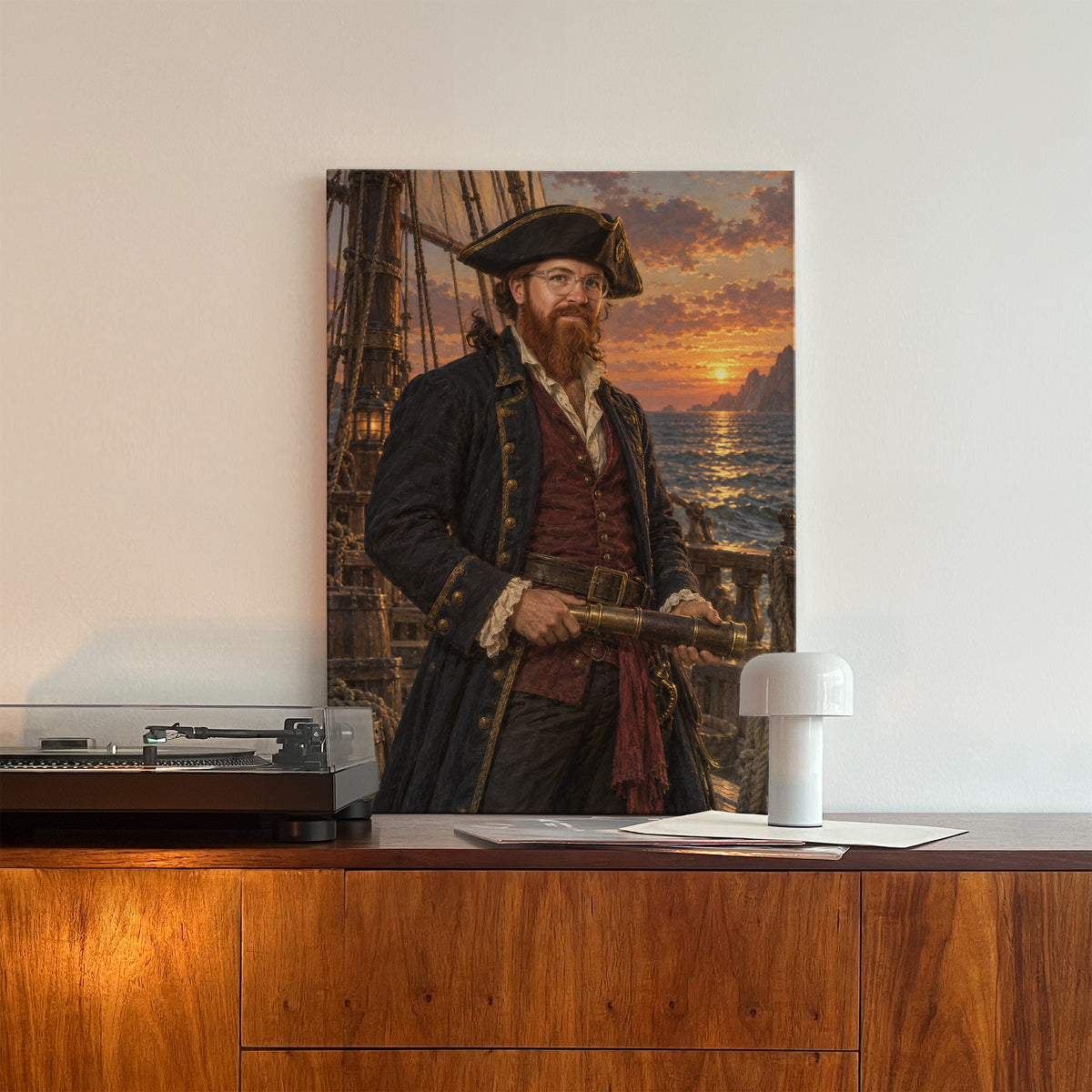 Kapitan piratów — personalizowany obraz na płótnie oparty o jasną ścianę, na drewnianej komodzie obok gramofonu. C-CV-ROY-16-2030