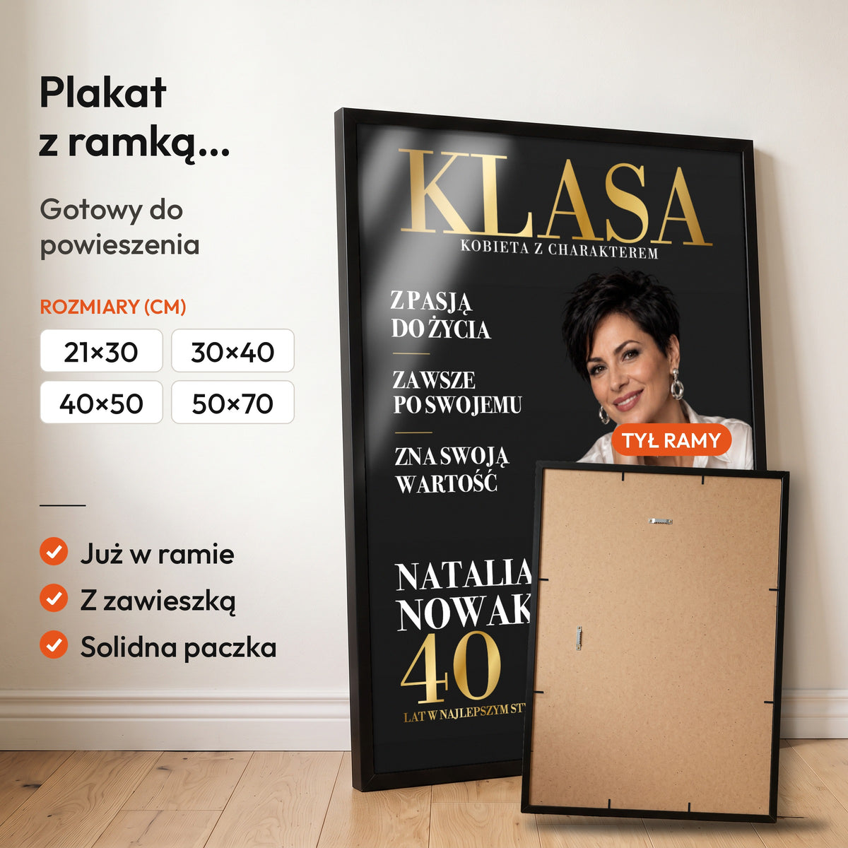 KLASA — plakat z ramką, gotowy do powieszenia: czarna rama od przodu i tył ramy z zawieszką. C-PL-COVMAG-16-2130-NF