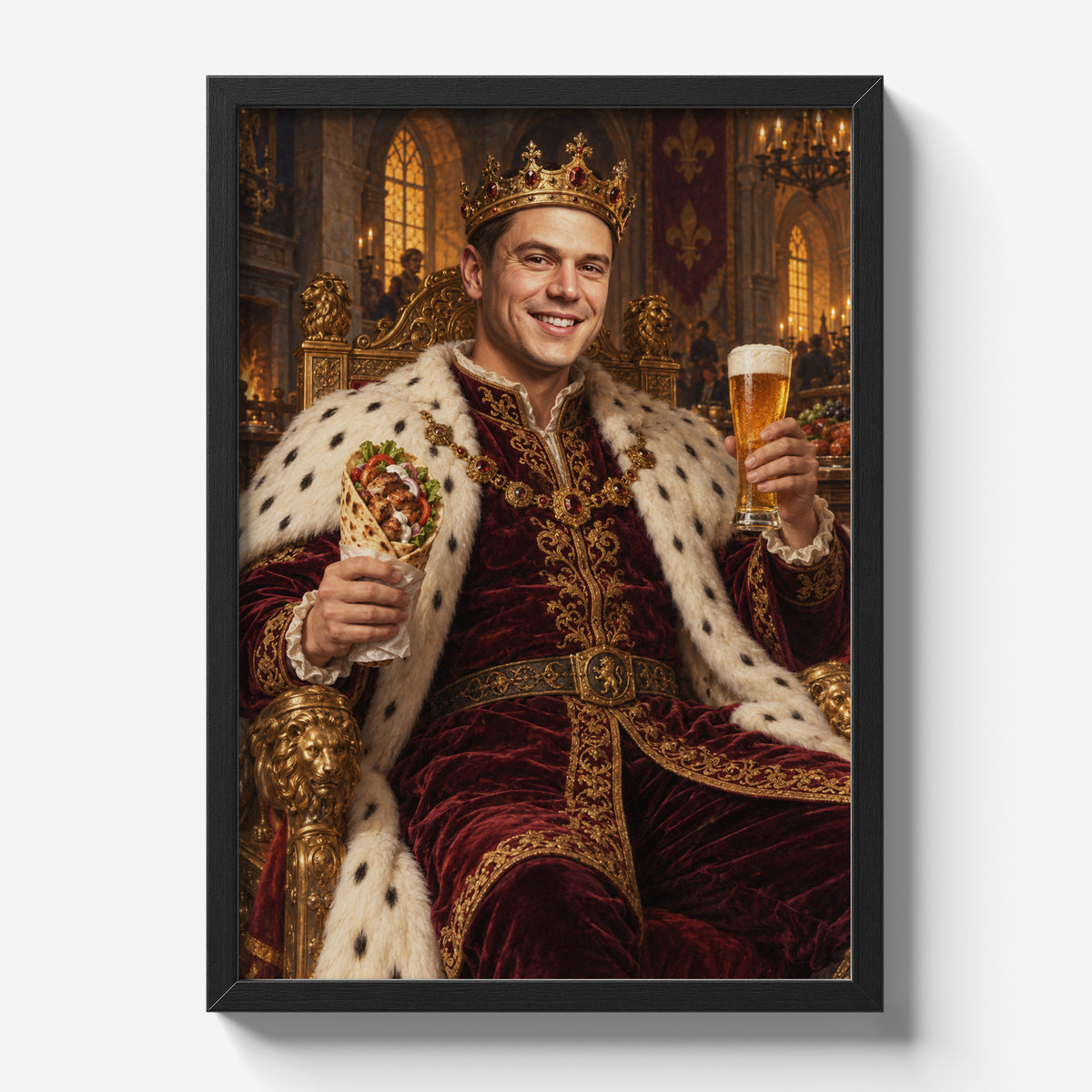 Król Kebaba — plakat ze zdjęcia w czarnej ramie na jasnym tle, z portretem mężczyzny w koronie i gronostajowym płaszczu, z kebabem i piwem.