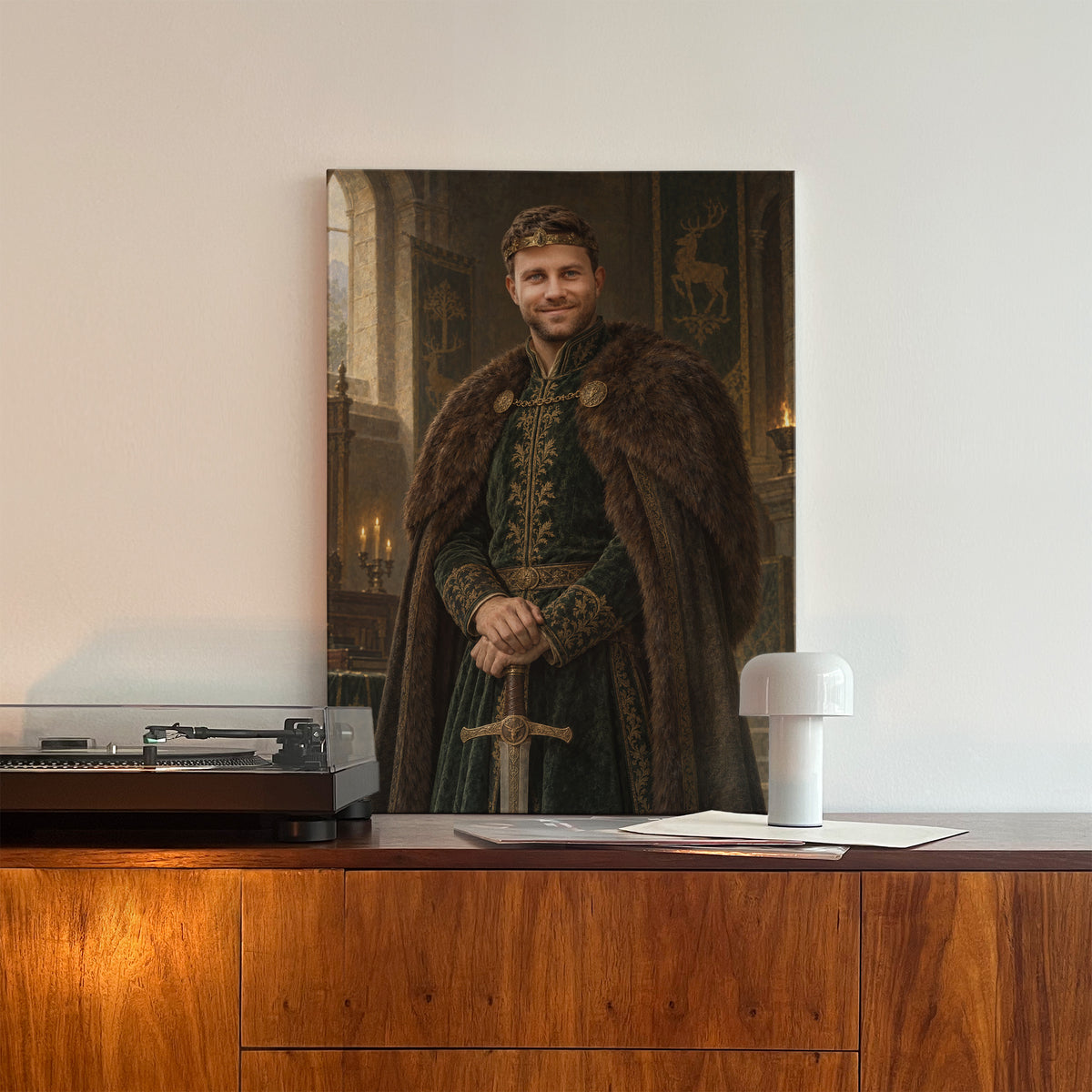Król Północy — portret ze zdjęcia na płótnie w aranżacji z drewnianą komodą C-CV-ROY-01-2030