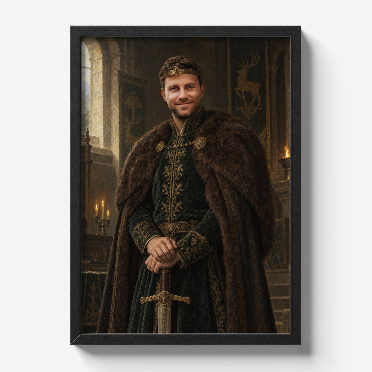 Król Północy — plakat ze zdjęcia w czarnej ramie na jasnym tle, z portretem mężczyzny w ciemnozielonym królewskim stroju, z mieczem w zamkowej sali.